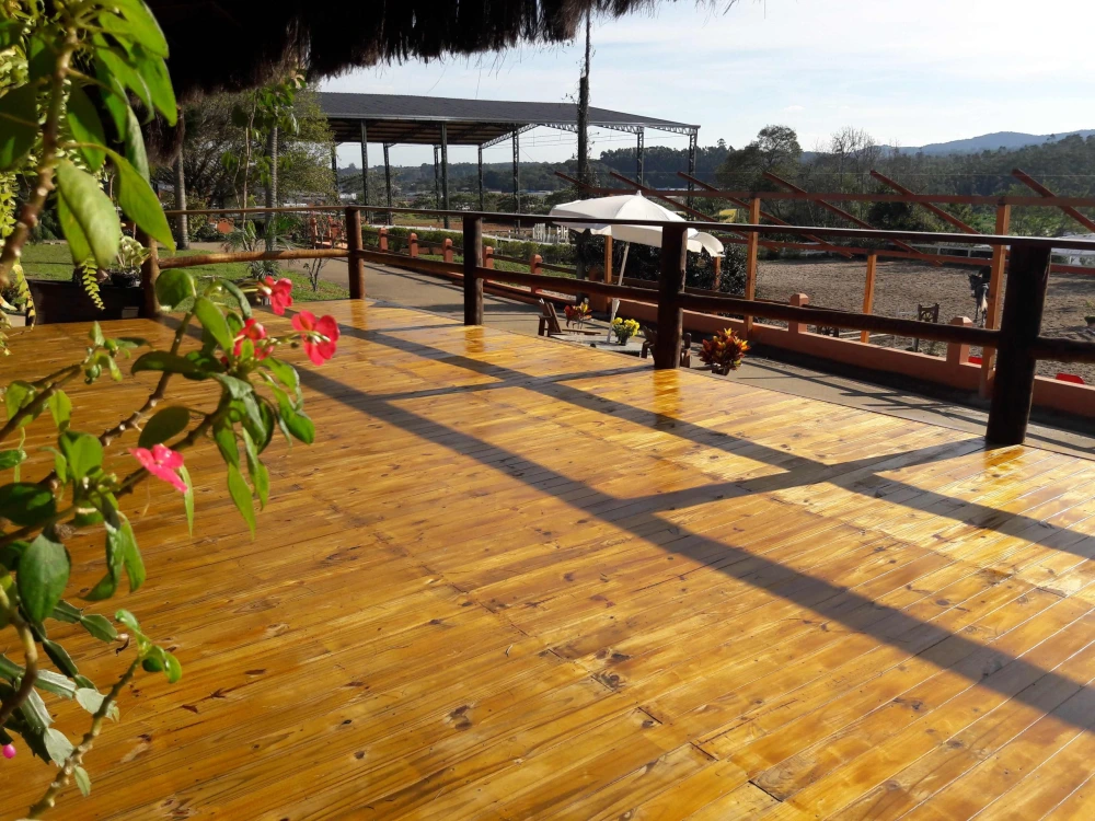 Deck de Pinus Tratado: O Melhor Custo-Benefício para sua Obra