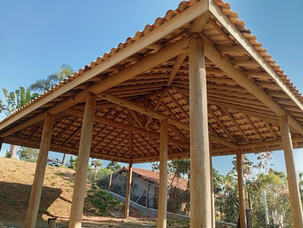 Estrutura de Eucalipto Tratado para Telhado com Telha Cerâmica