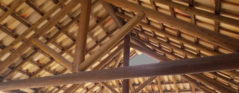 Telhado Com Eucalipto Tratado - Madeira Tratada de Alta Qualidade