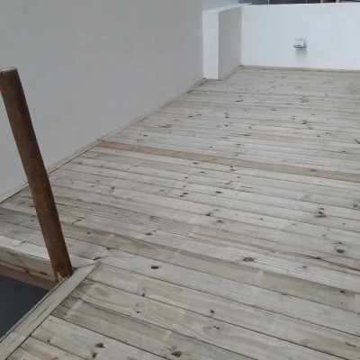Deck de Pinus Tratado Boleado 9,5cm com 3,00m