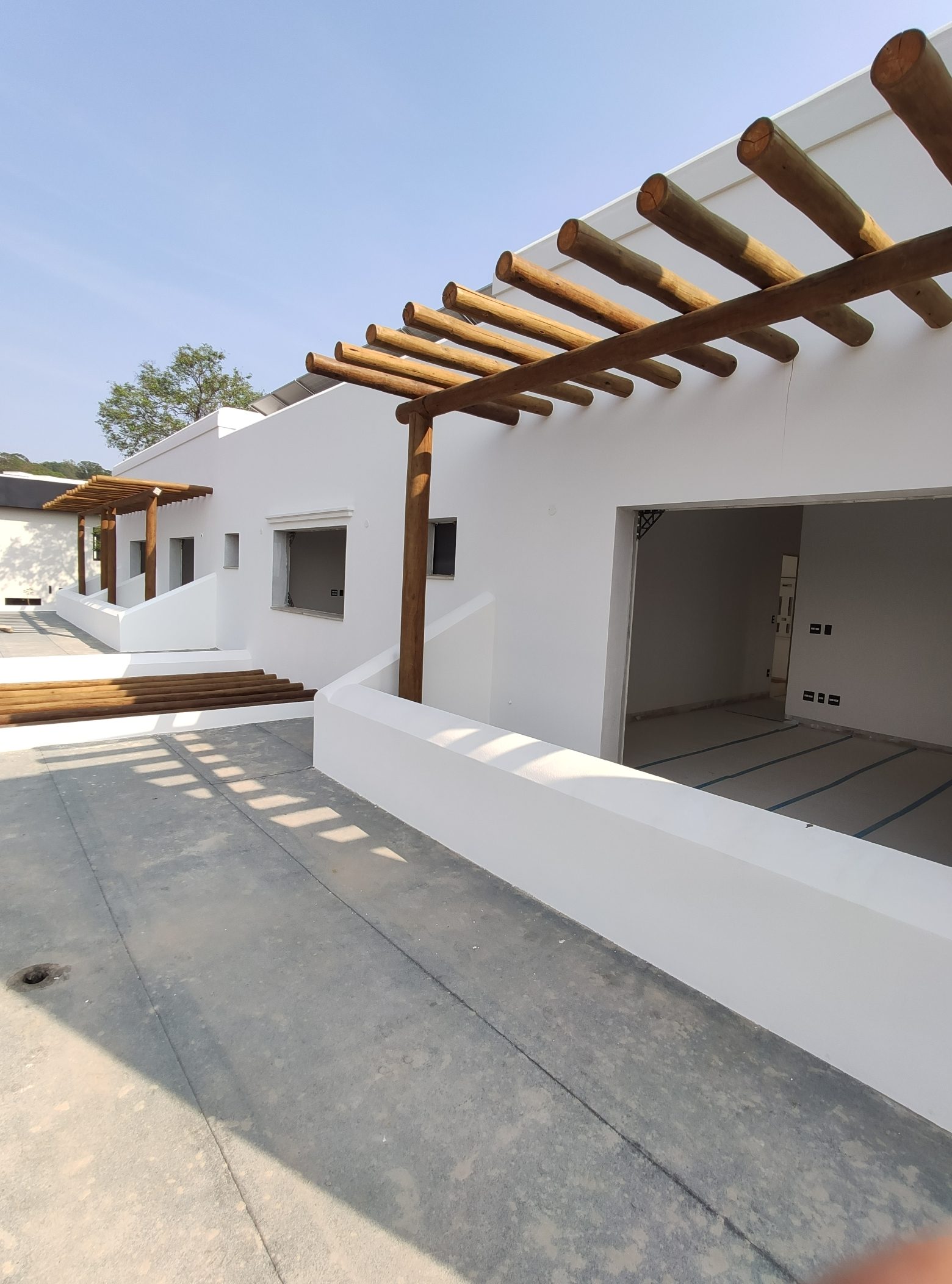 Pilares de eucalipto selecionados para projetos residenciais rústicos