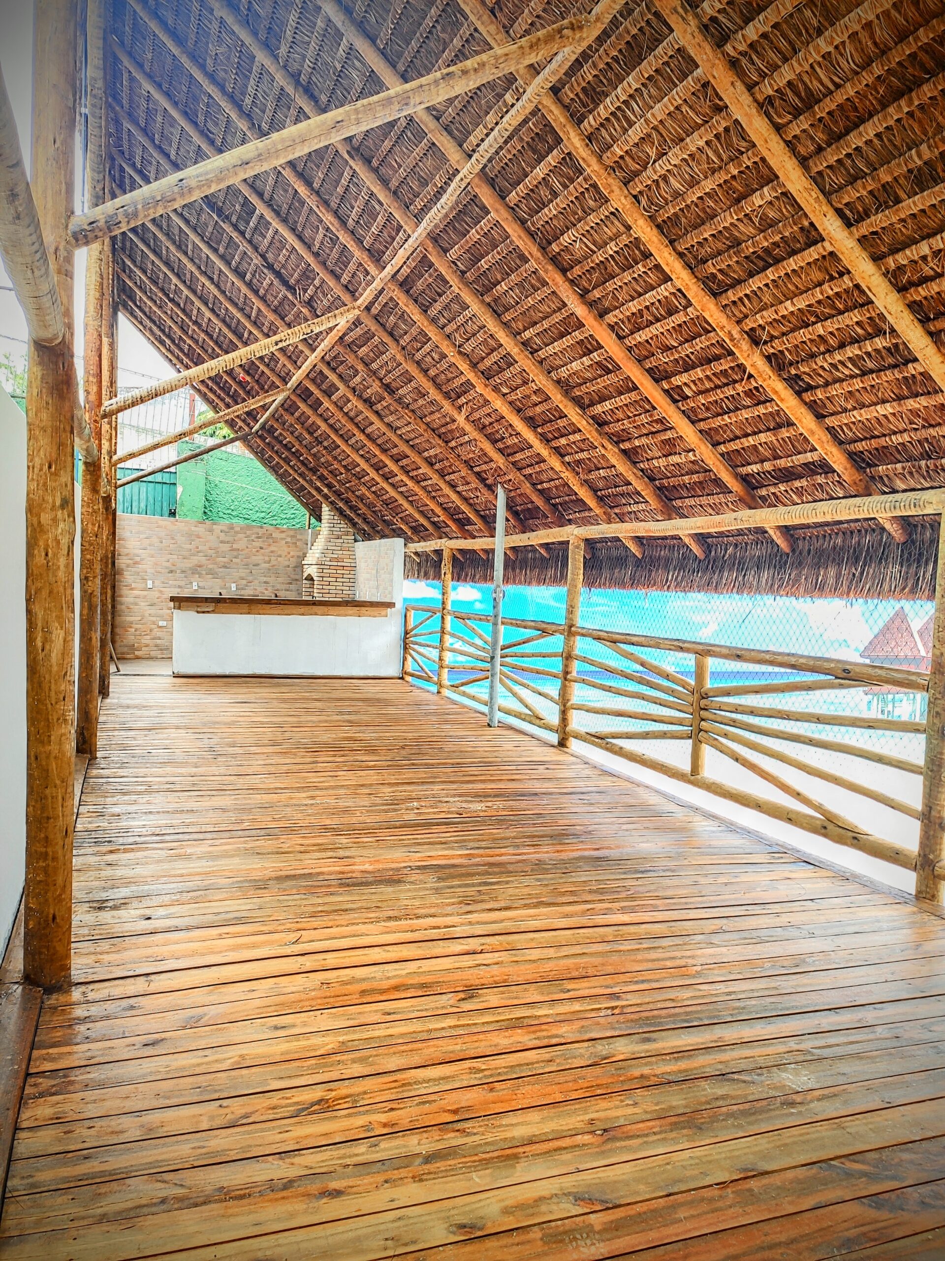 Espaço gourmet com barzinho em eucalipto tratado e piaçava