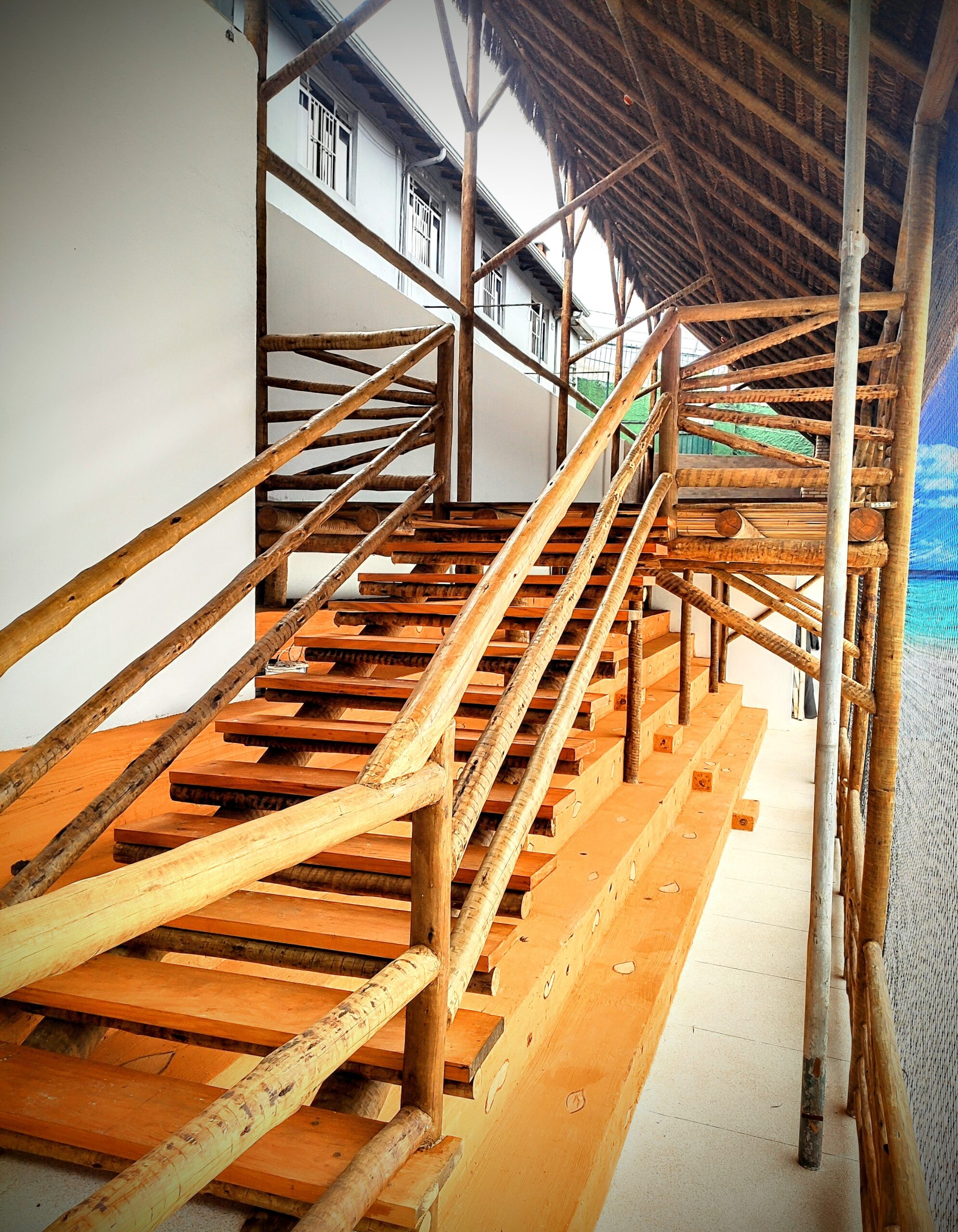 Detalhe de escada rústica em eucalipto tratado e acabamento premium