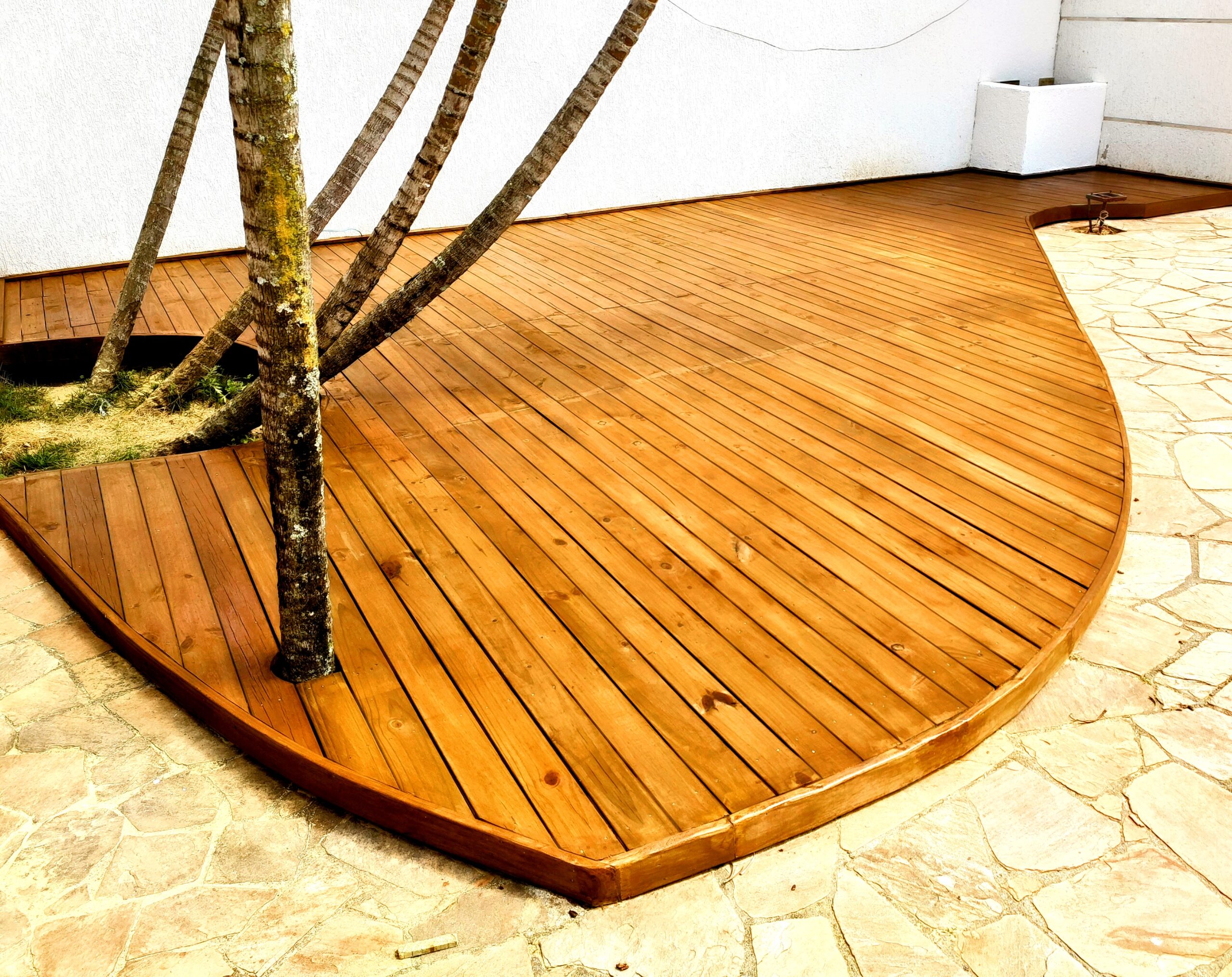 Acabamento final de deck de pinus tratado com proteção contra agentes biológicos