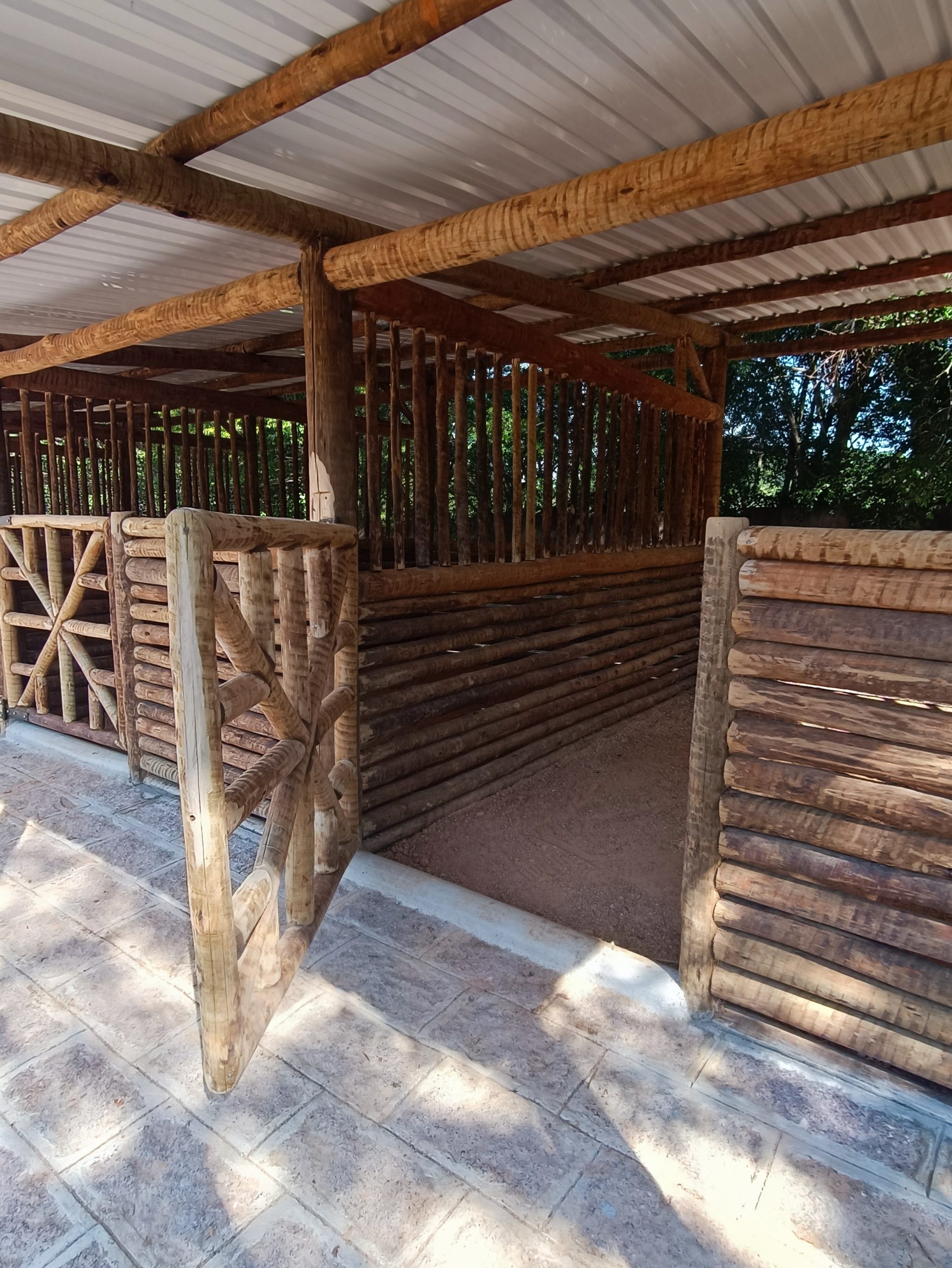 Visão interna de cocheiras rústicas construídas com eucalipto tratado em autoclave