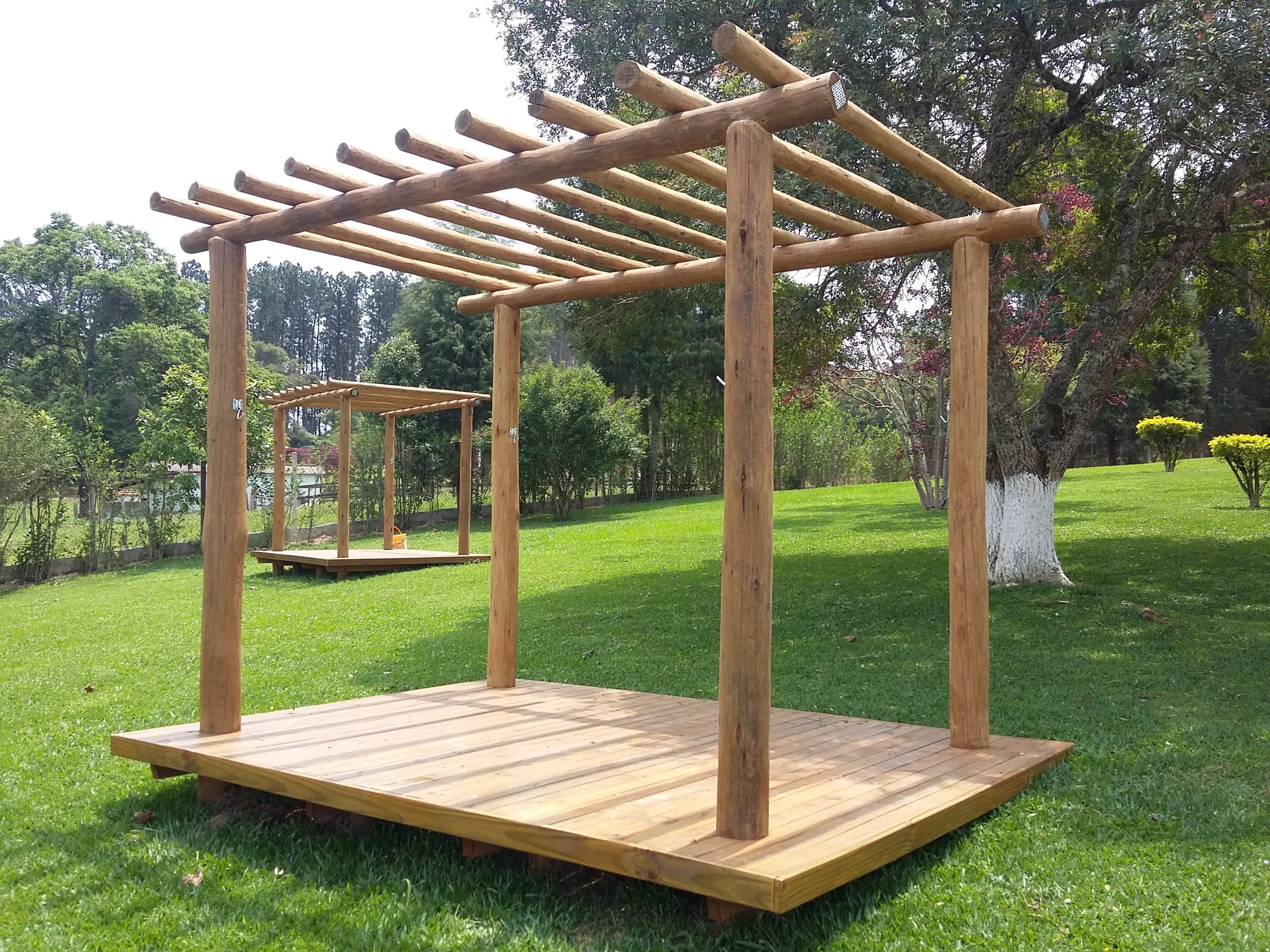 Detalhe do desenho característico e coloração clara do deck de pinus selecionado