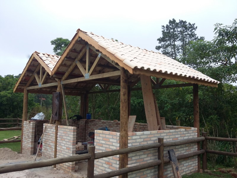 Estrutura de galpão pré-montado com pilares de eucalipto tratado