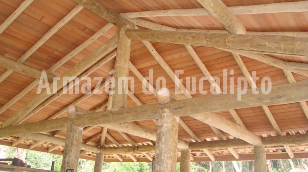 Cerca e estrutura de eucalipto tratado — Armazém do Eucalipto