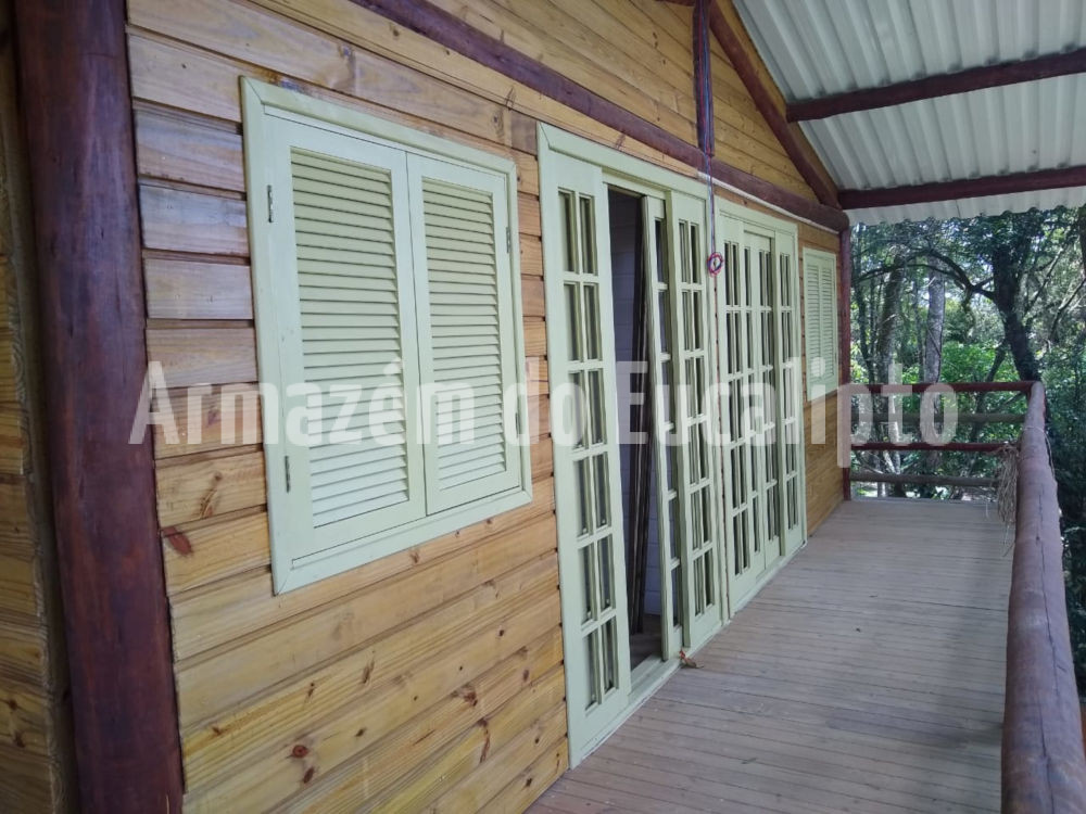 Madeira de eucalipto tratado no pátio