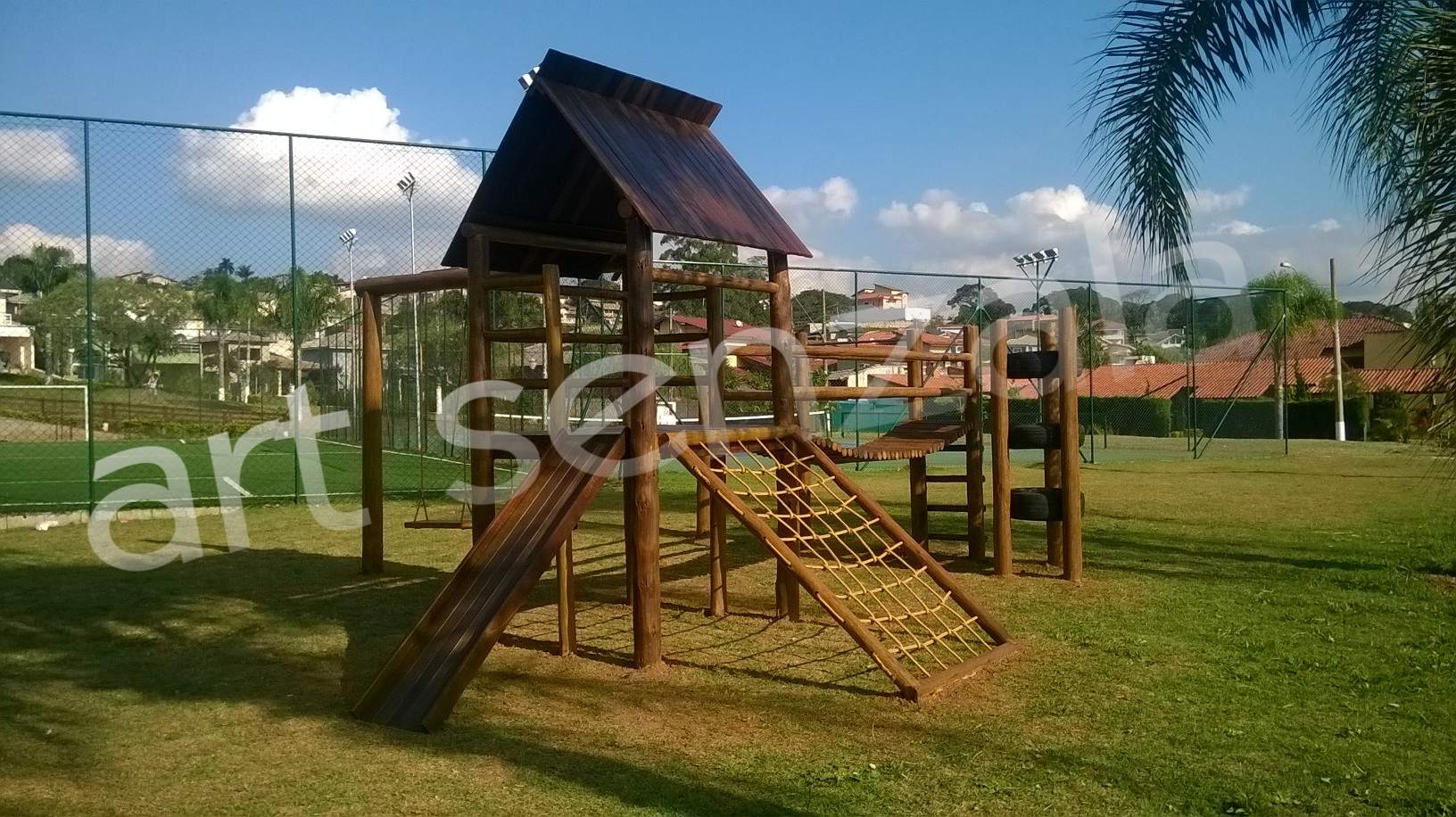 Playground completo com escorregador e casa elevada