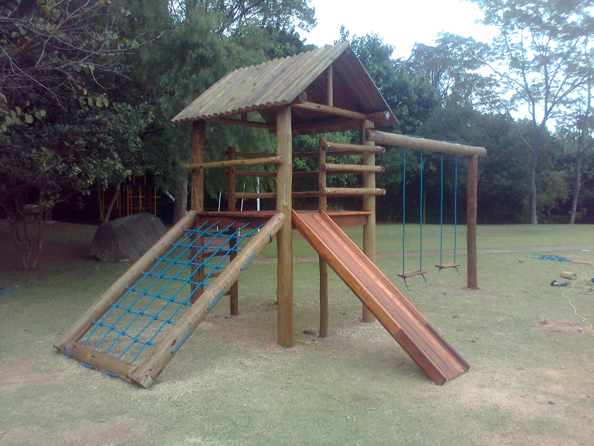 Casa do Tarzan elevada com fechamento em pinus tratado