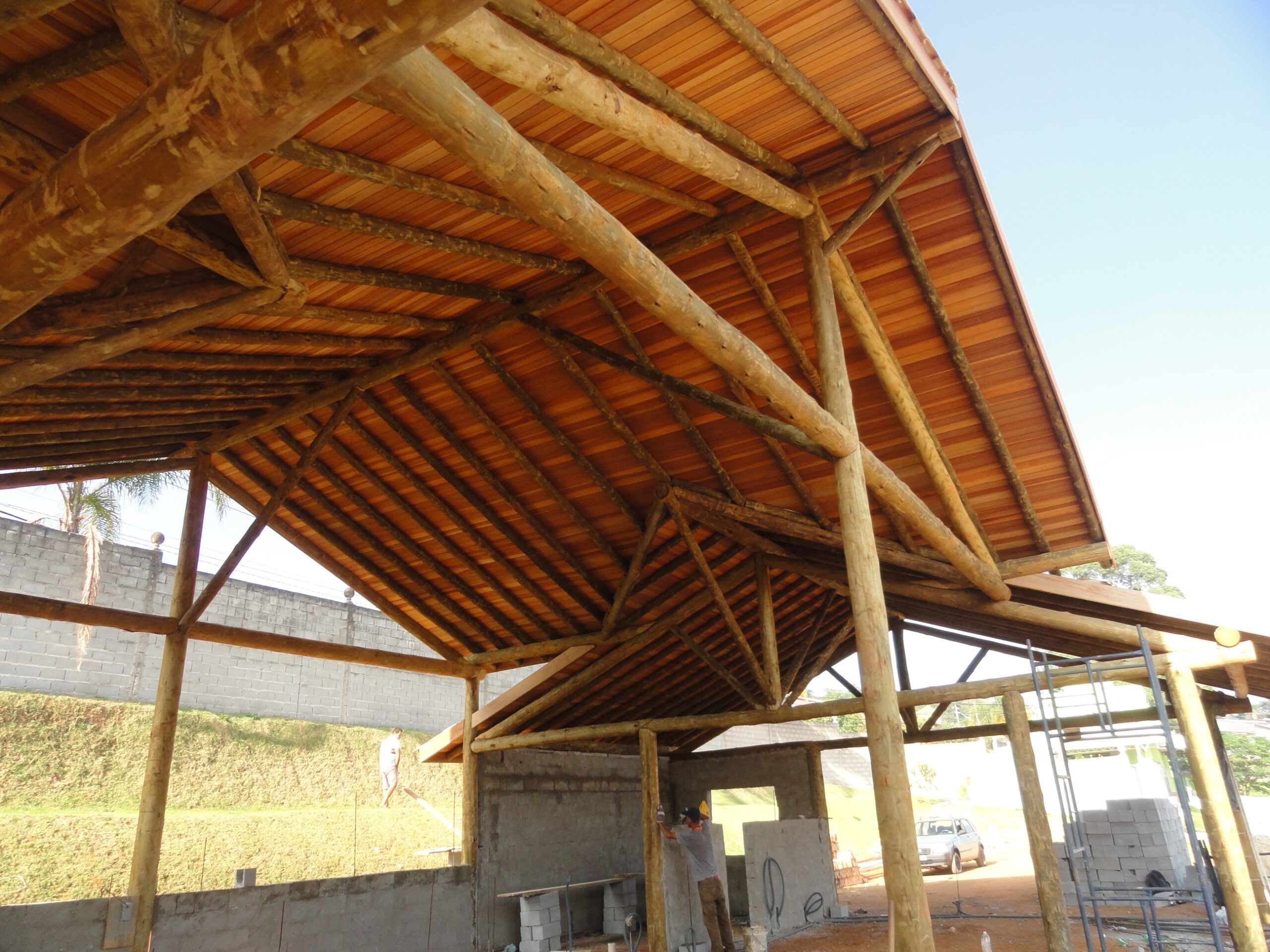 Telhado residencial finalizado com eucalipto tratado e acabamento premium