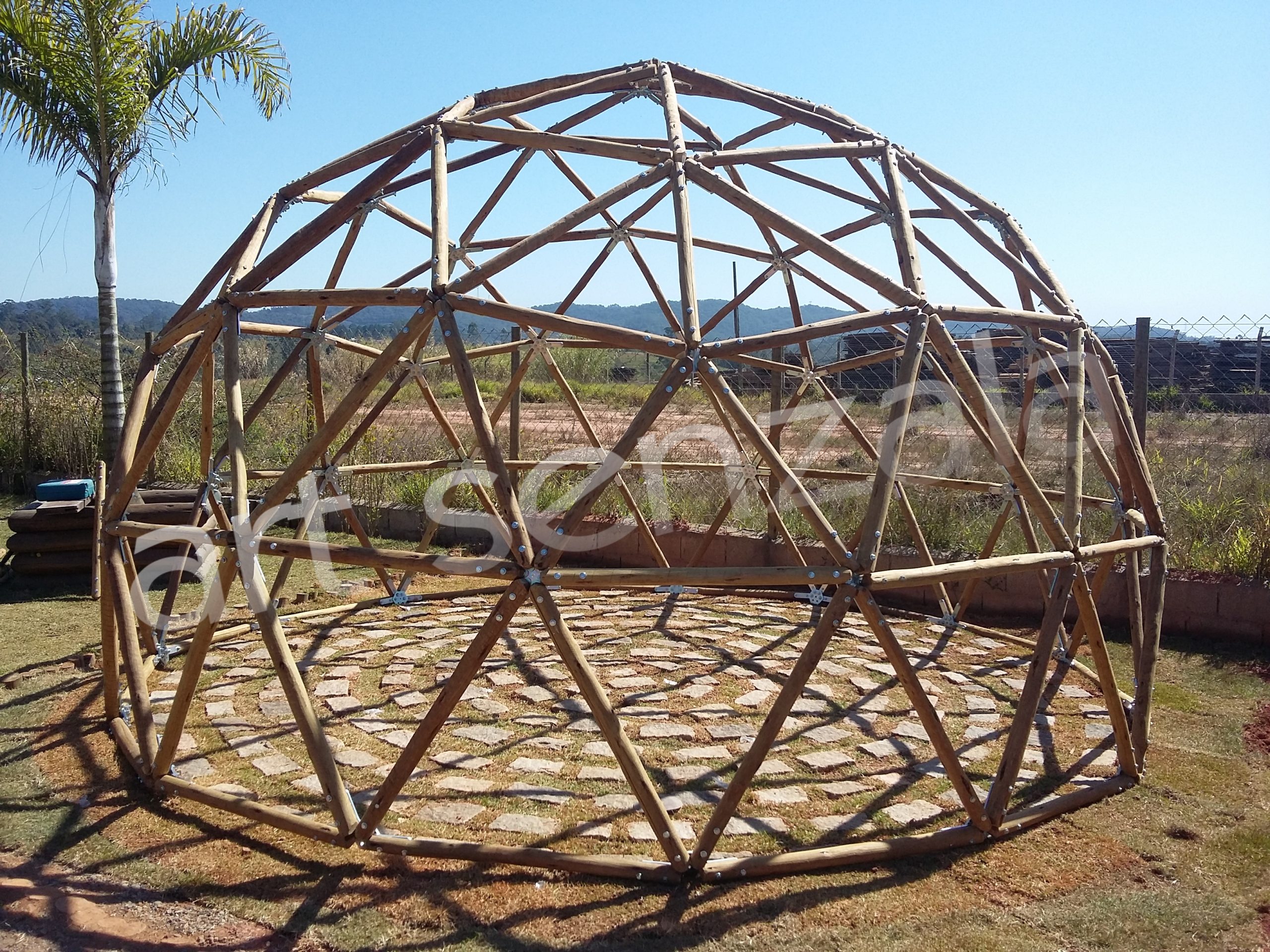 Domo geodésico construído com toras de eucalipto tratado selecionadas