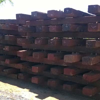 Composição paisagística utilizando dormentes de madeira de lei e cruzetas