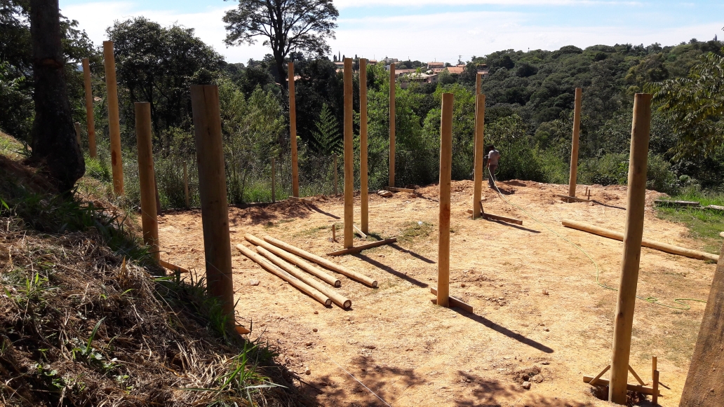Canteiro de obras limpo com estruturas rústicas