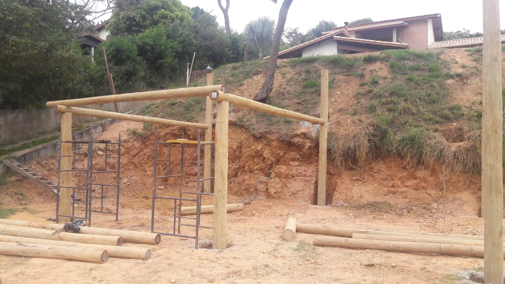 Montagem de pilares em eucalipto tratado para obra rápida