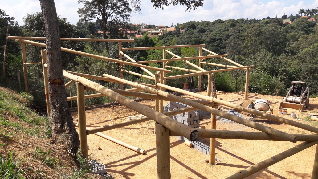 Pilares de eucalipto tratado instalados com precisão