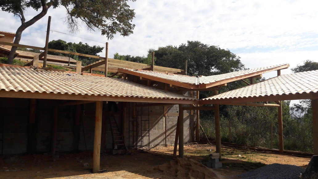 Estrutura de telhado em madeira roliça de eucalipto