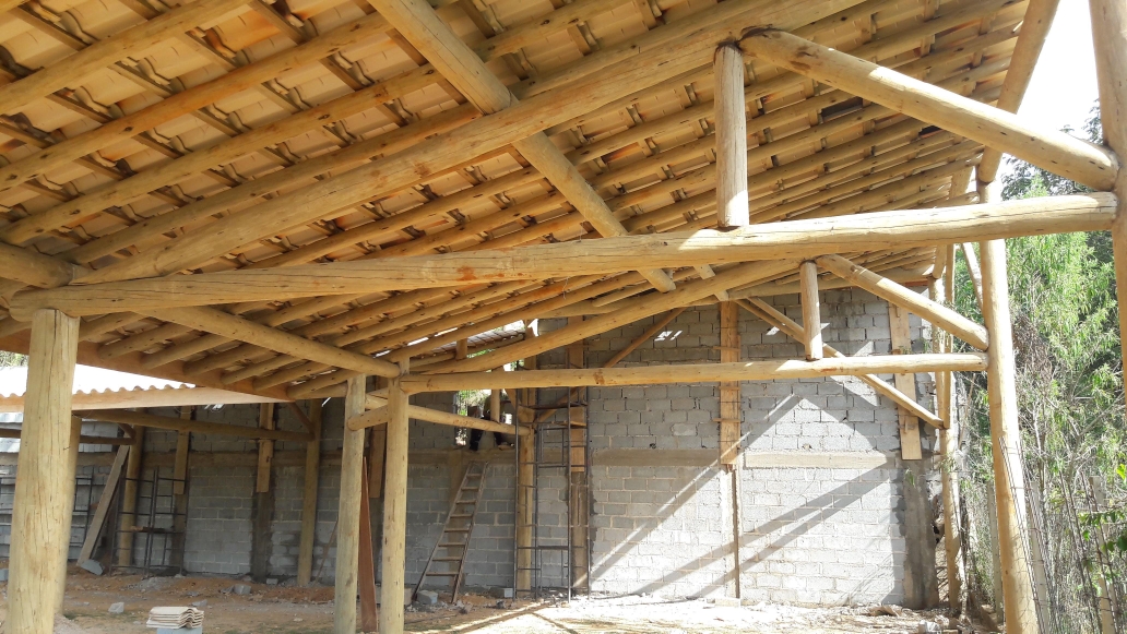 Andamento de obra em eucalipto roliço sem entulho