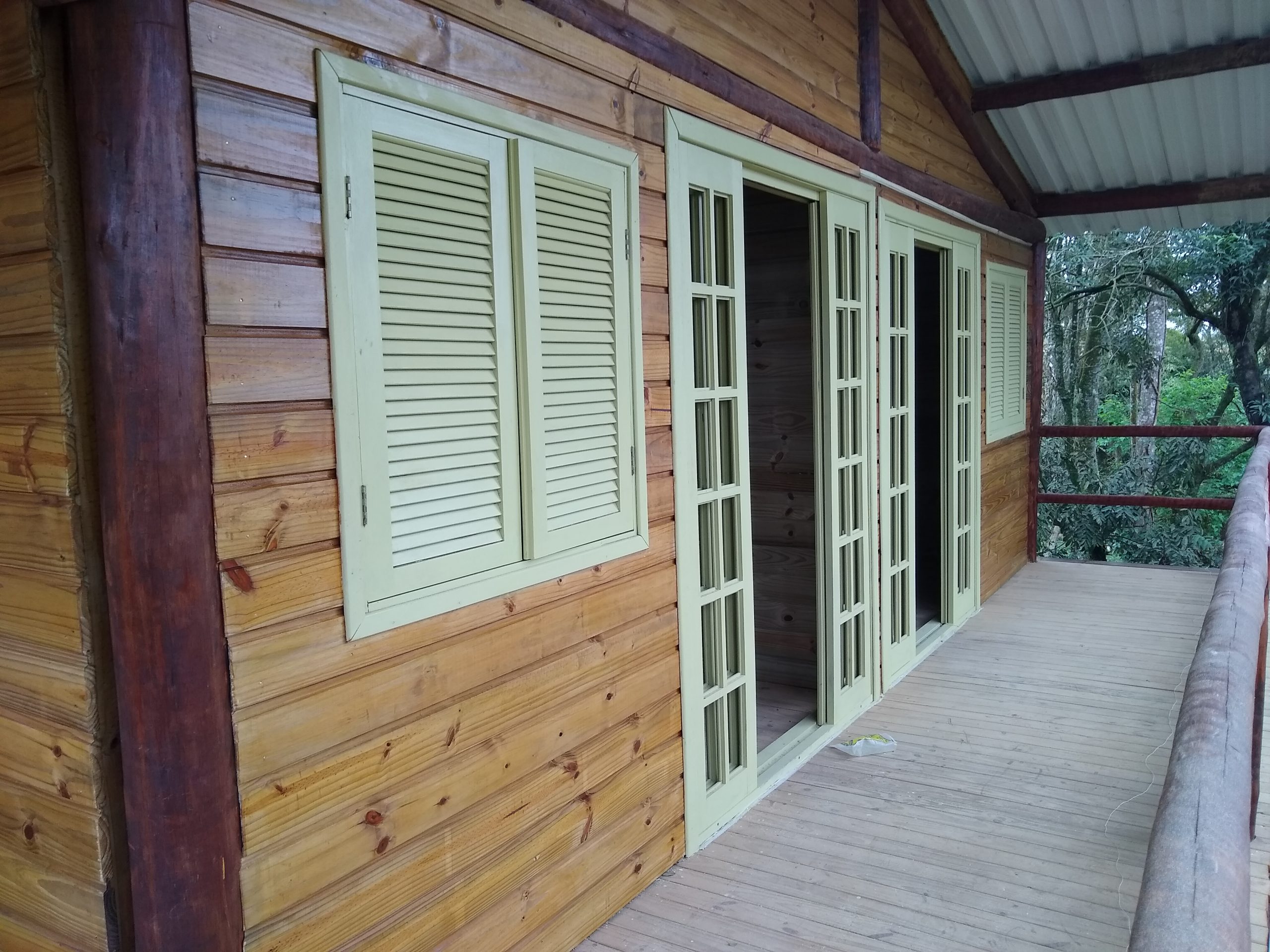 Estrutura de parede rústica utilizando painéis de pinus selecionado