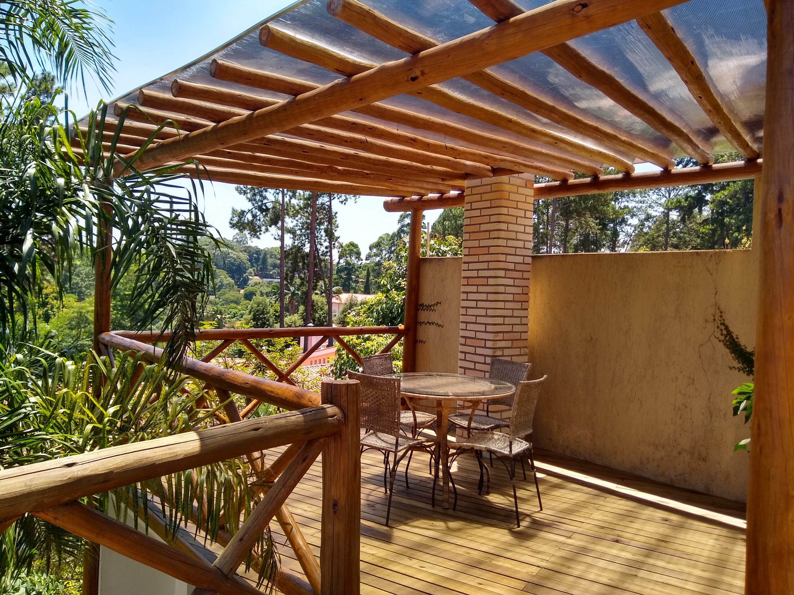 Estrutura de pergolado lixada e finalizada com polisten