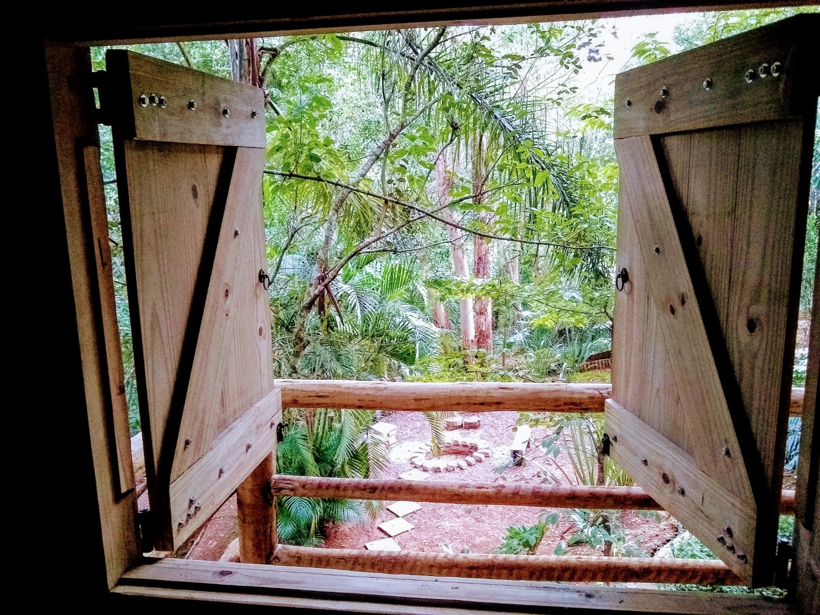 Janela rústica em tábuas de pinus tratado com acabamento premium