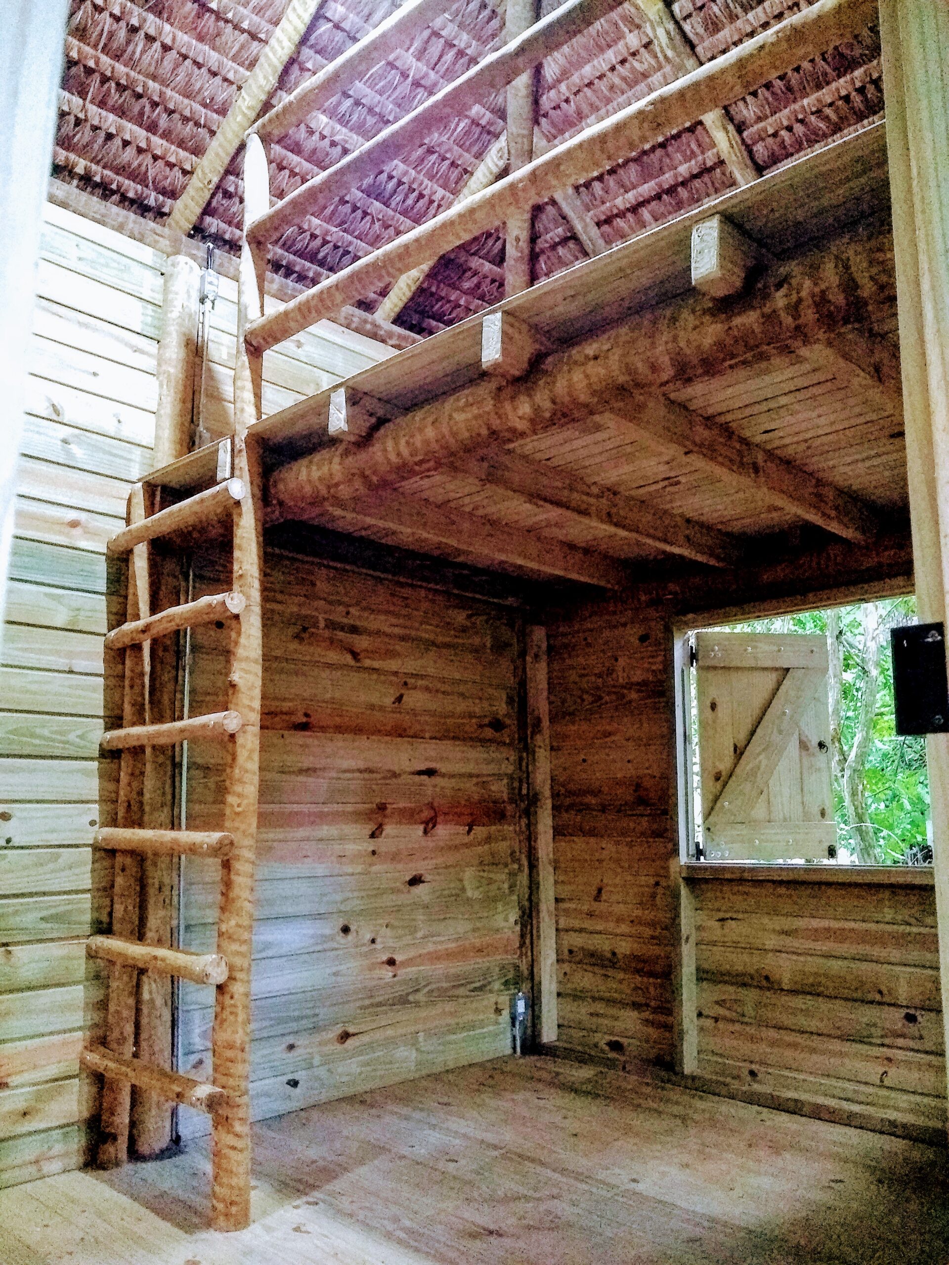 Assoalho de pinus tratado instalado no interior da casa suspensa