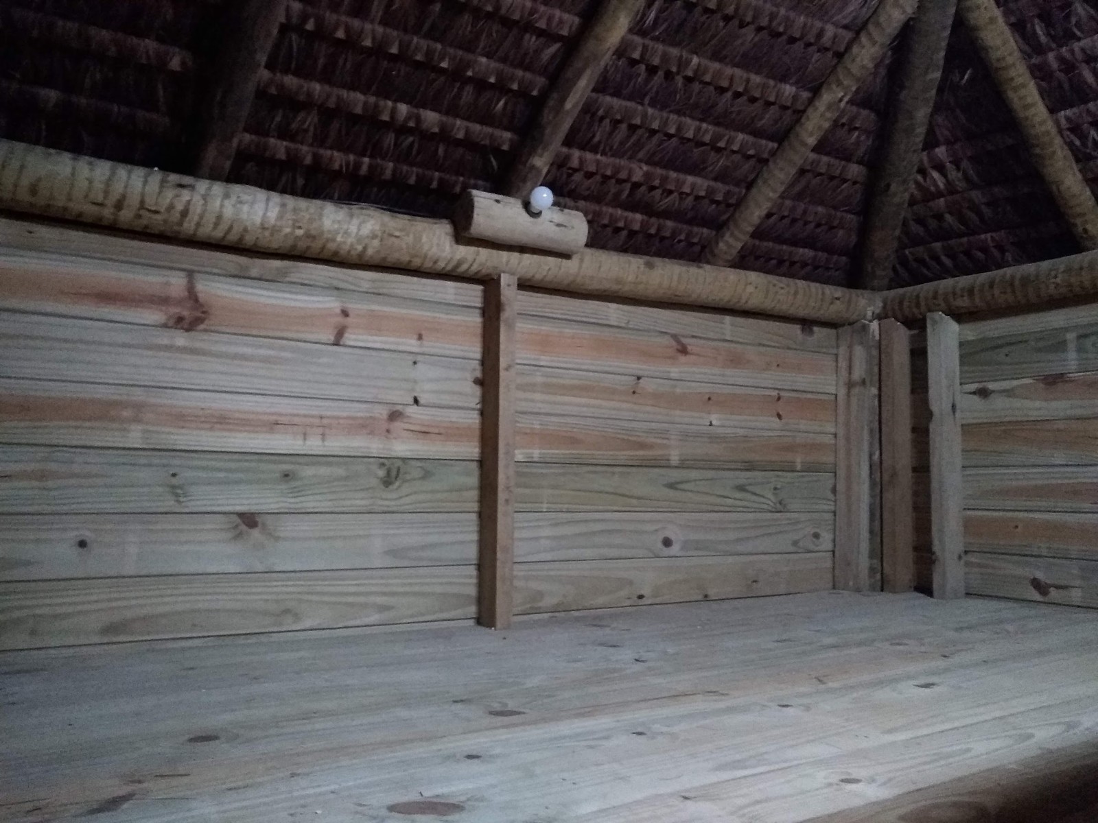 Painel de pinus tratado com acabamento liso e seguro para crianças