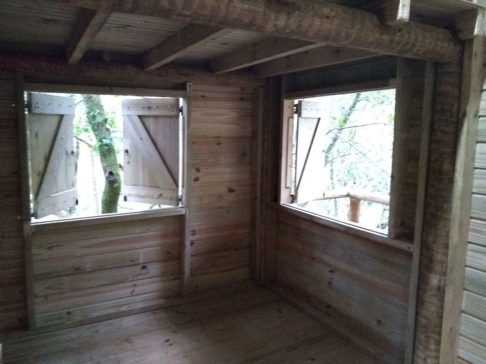 Detalhe dos painéis de pinus tratado para fechamento de paredes