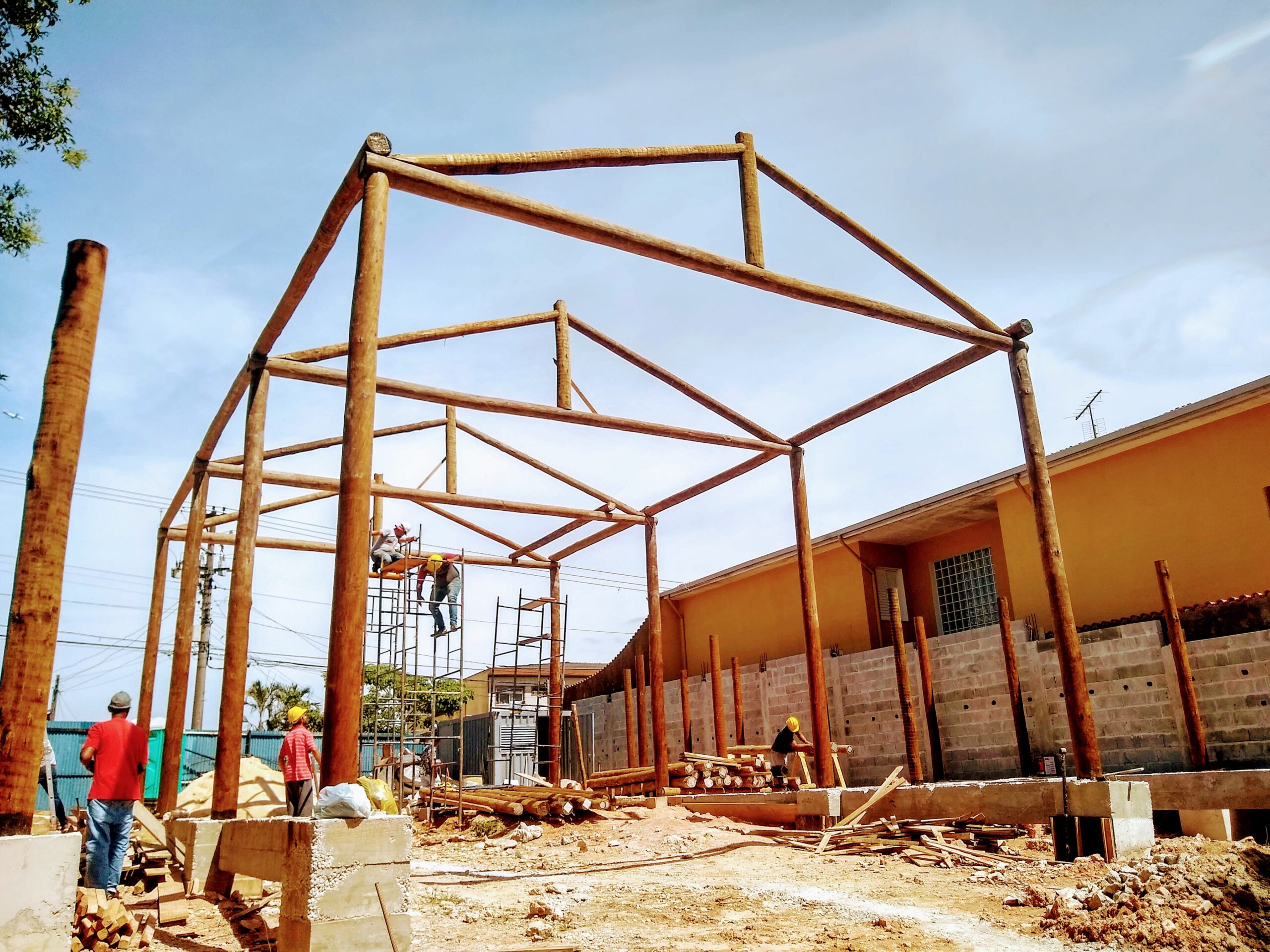 Estrutura rústica de telhado construída com eucalipto tratado selecionado