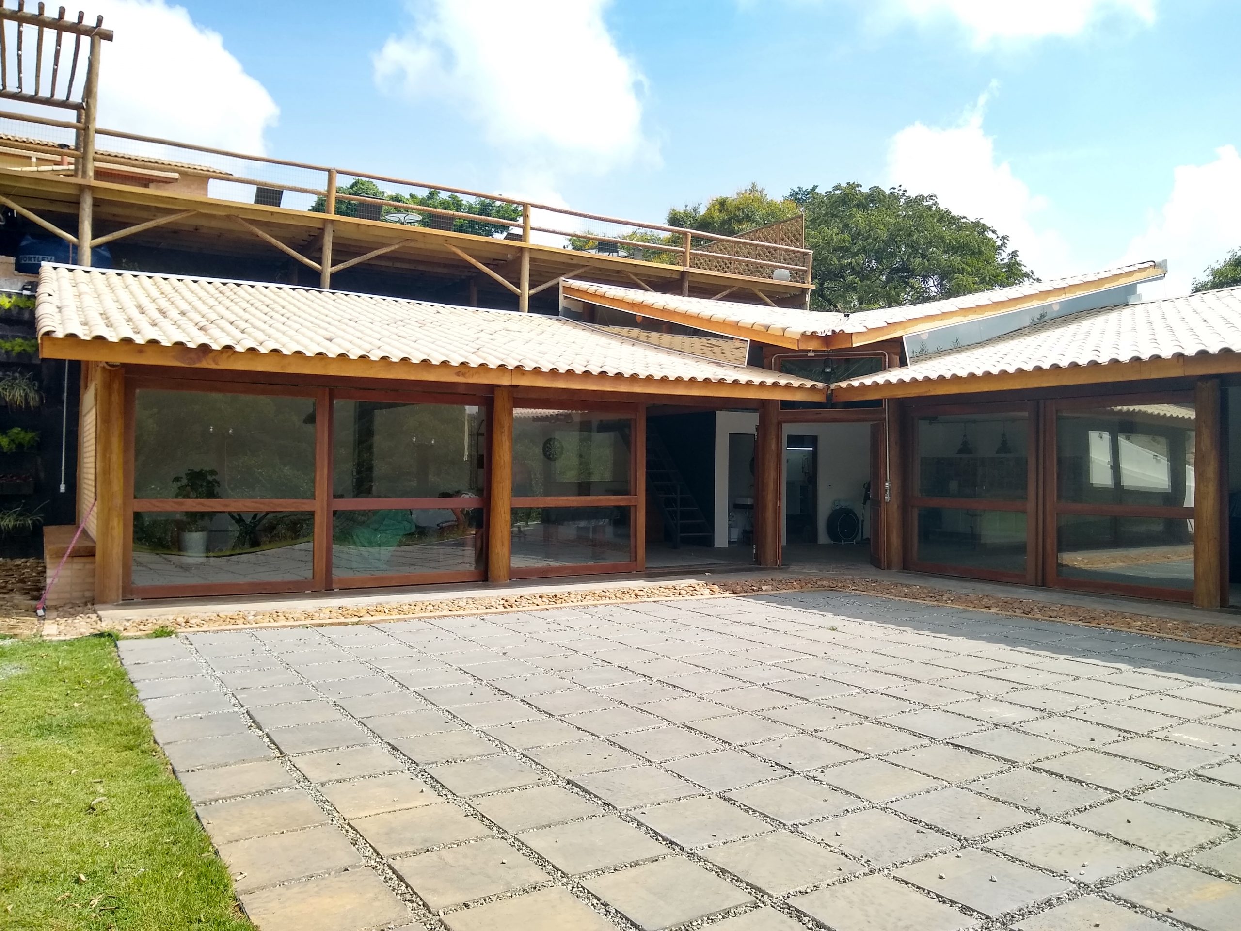 Obra limpa e organizada com eucalipto tratado