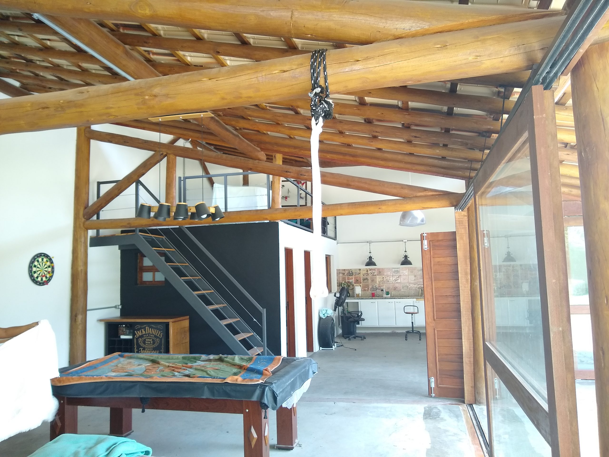 Detalhe de telhado em eucalipto tratado de alta qualidade