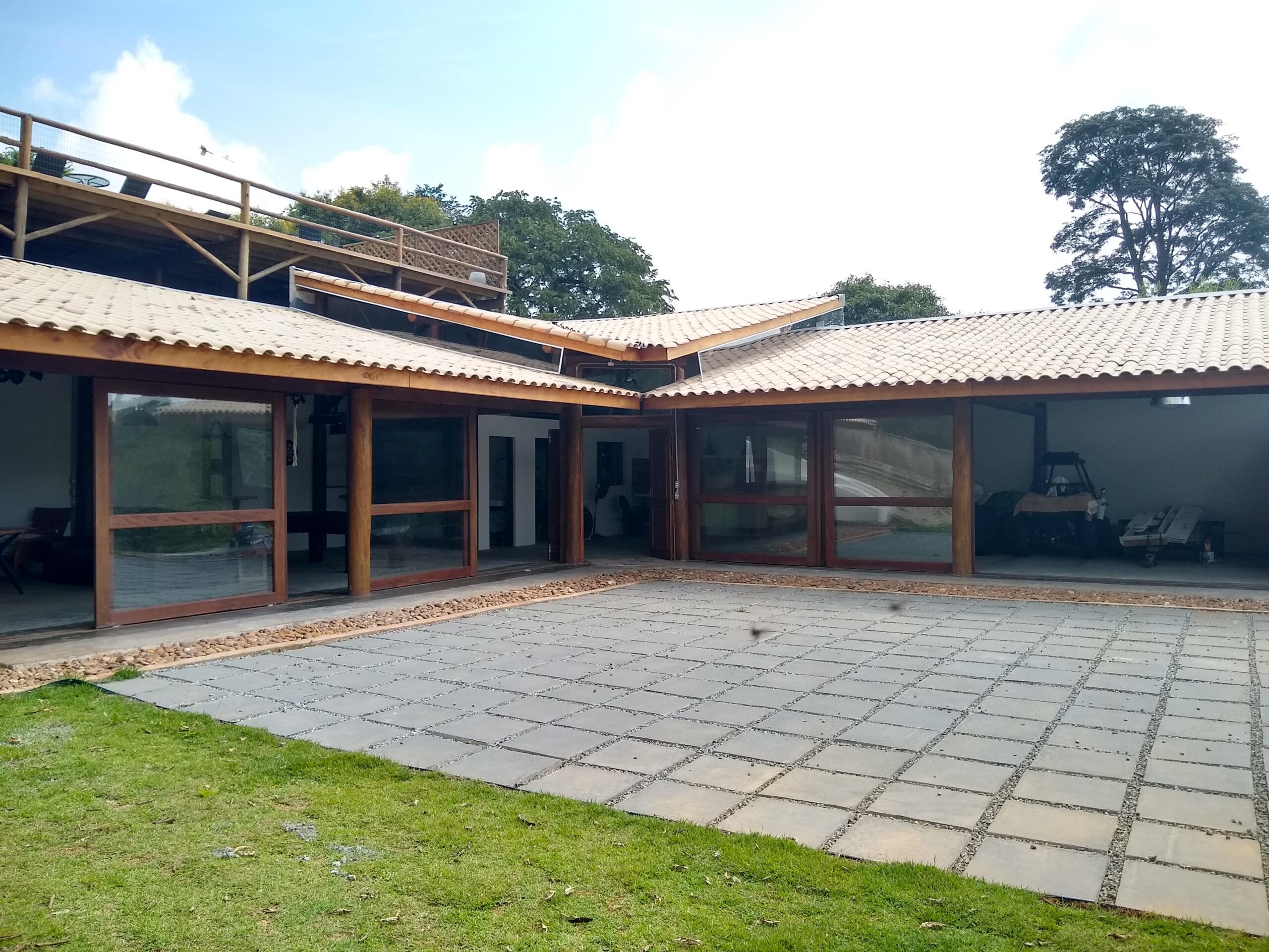 Estrutura de telhado de alto padrão construída com eucalipto tratado em autoclave