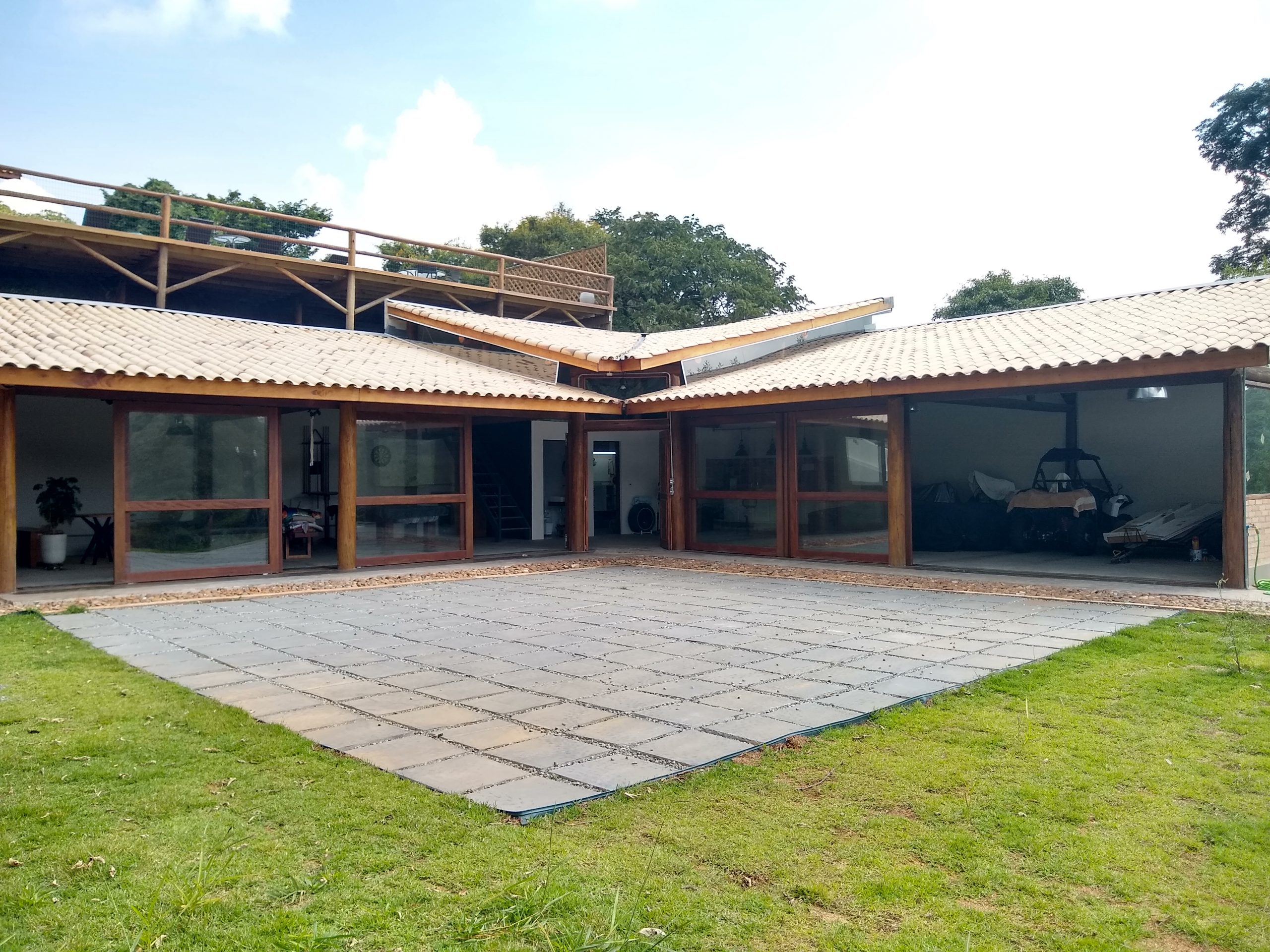 Residência finalizada com sistema construtivo em eucalipto