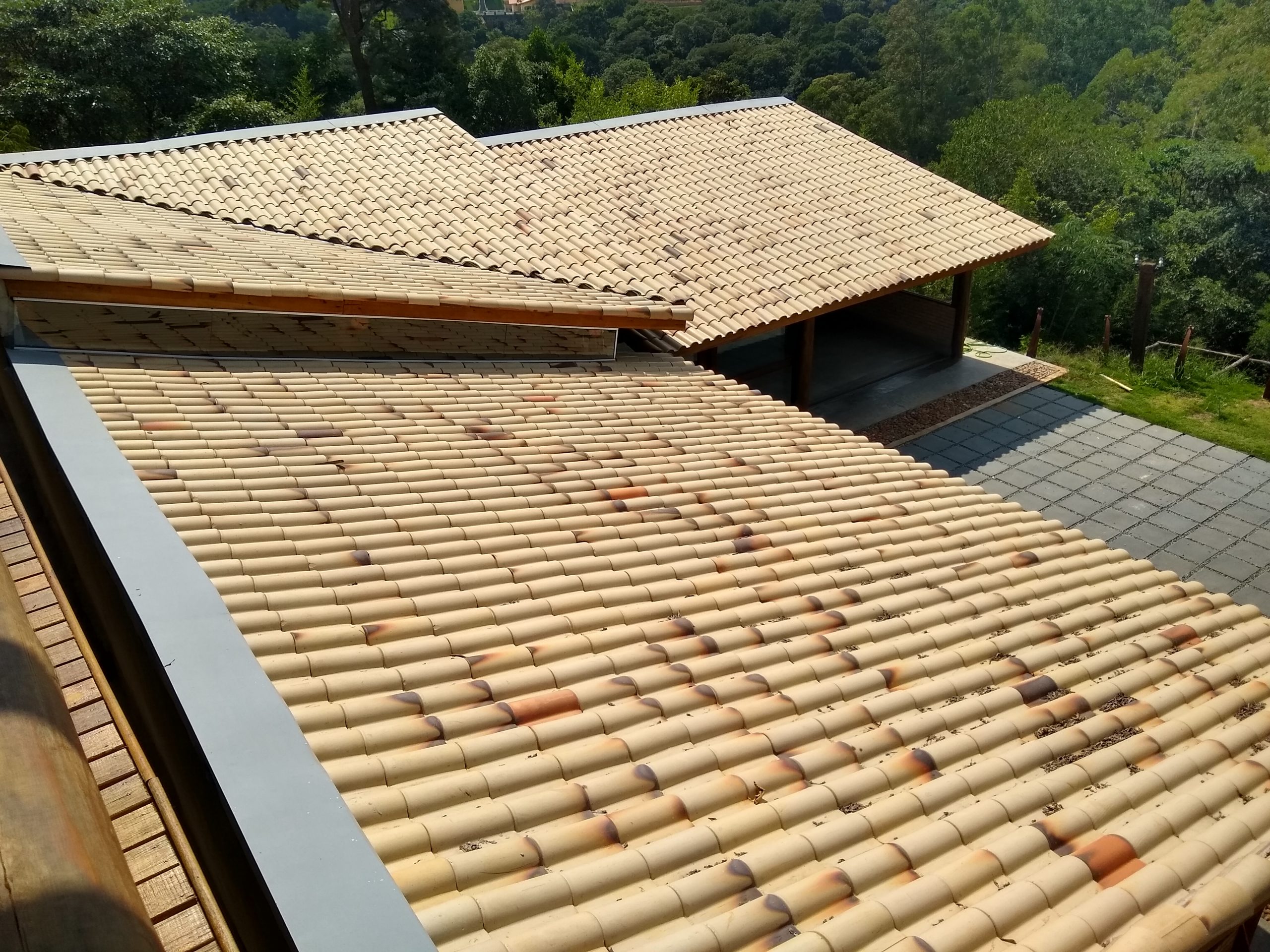 Fachada rústica e limpa utilizando madeira tratada