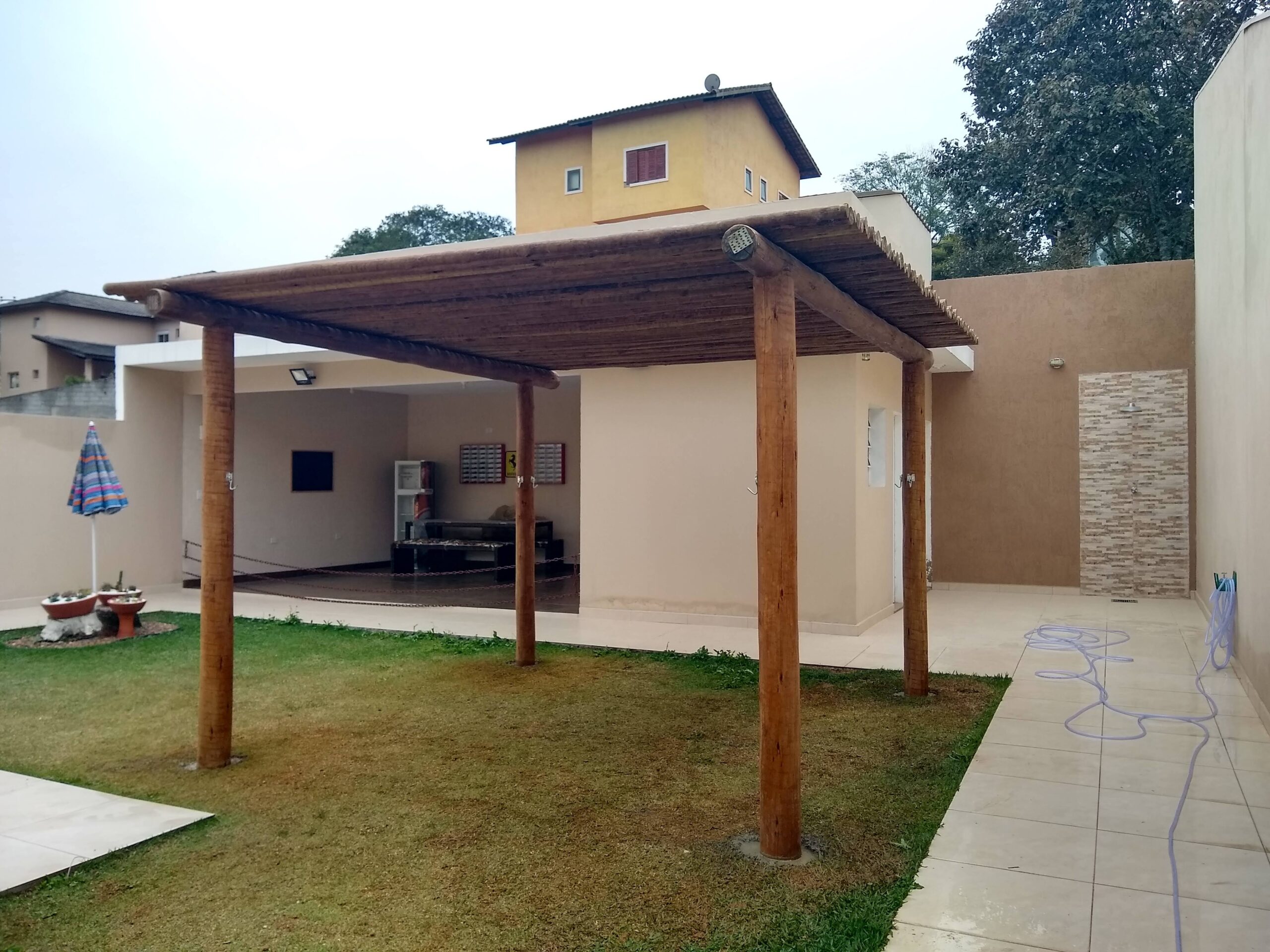 Detalhe de vigas de eucalipto tratado para pergolado rústico