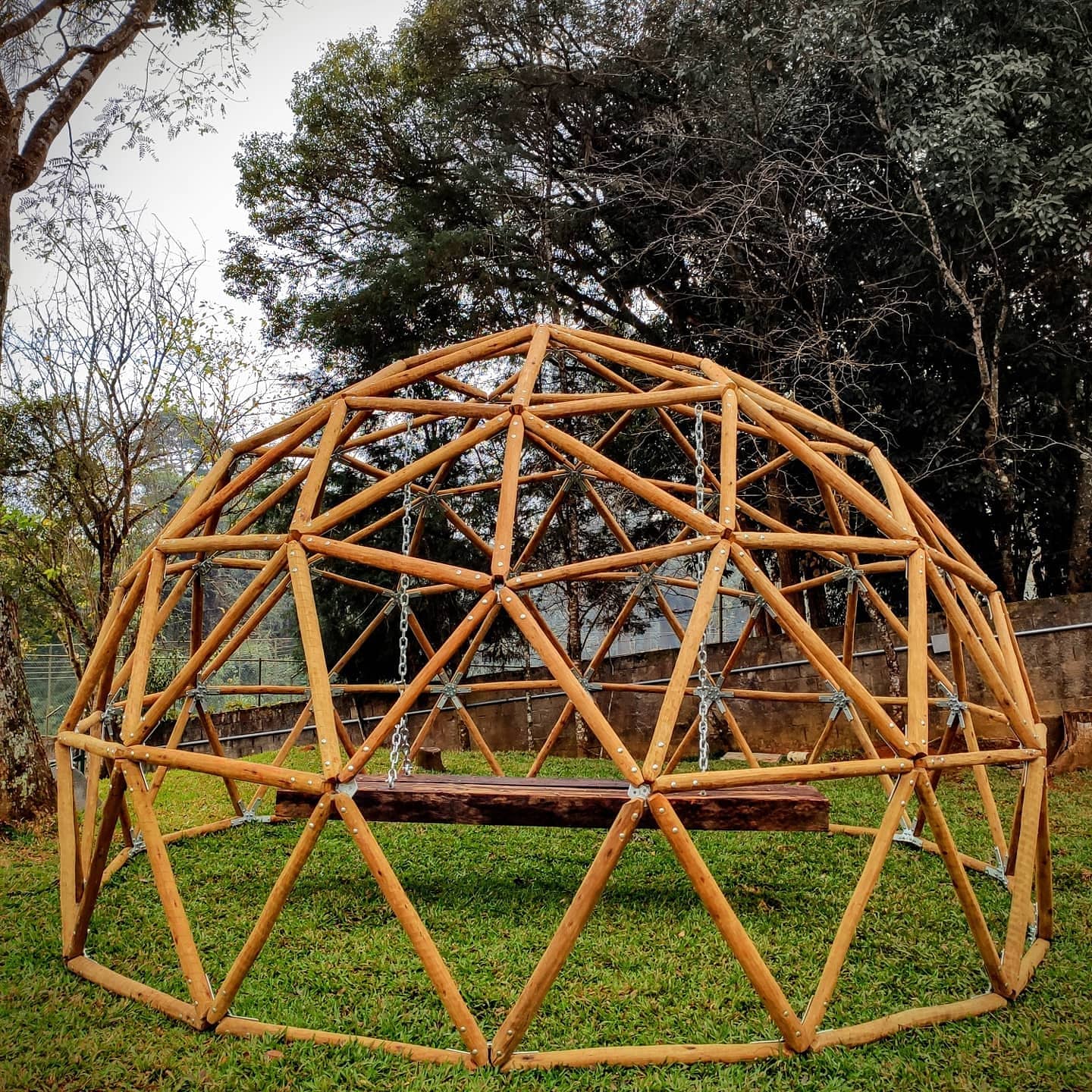 Balanço geodésico rústico em eucalipto tratado selecionado