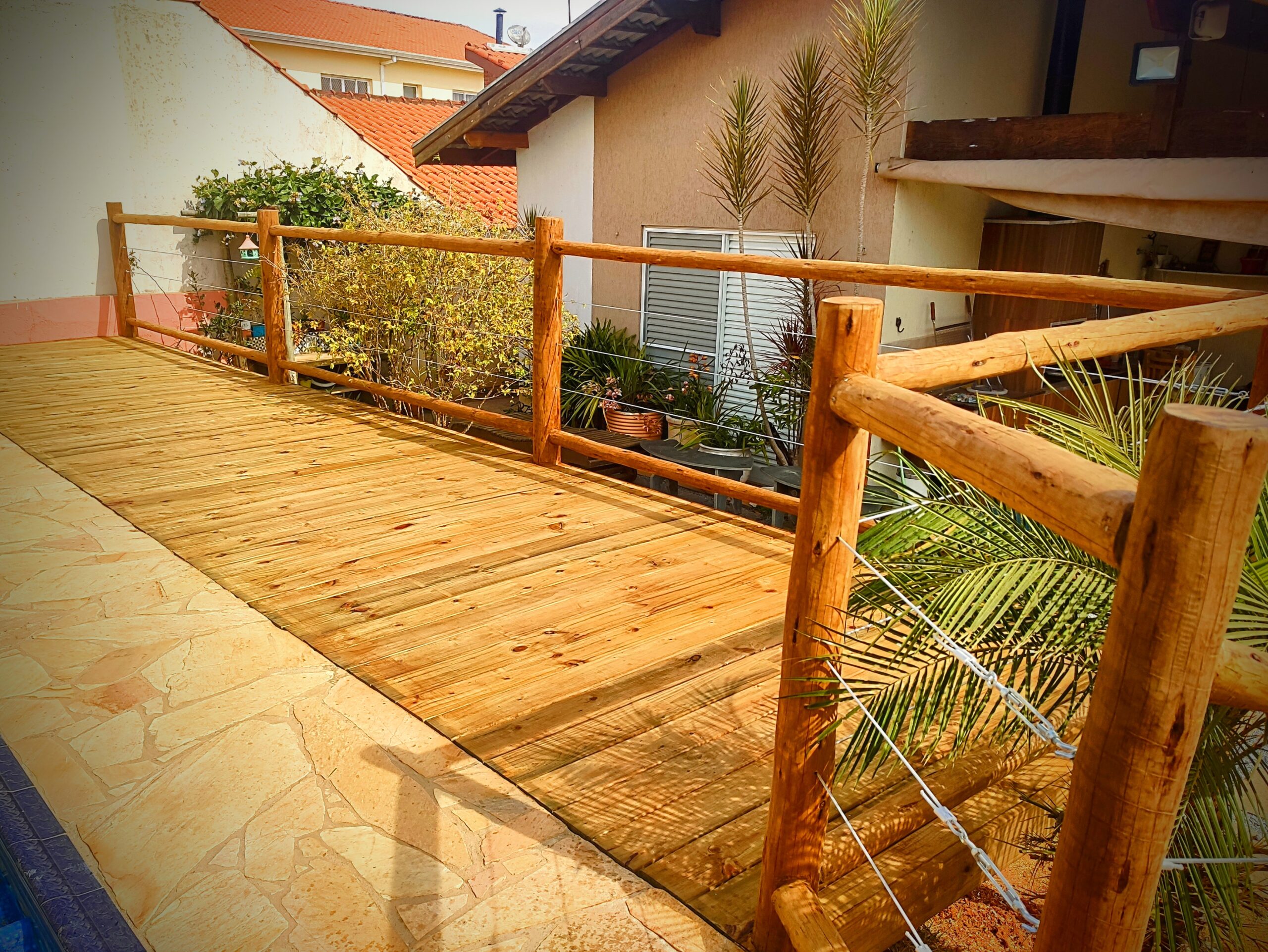 Instalação de deck de pinus tratado em área externa residencial com acabamento premium