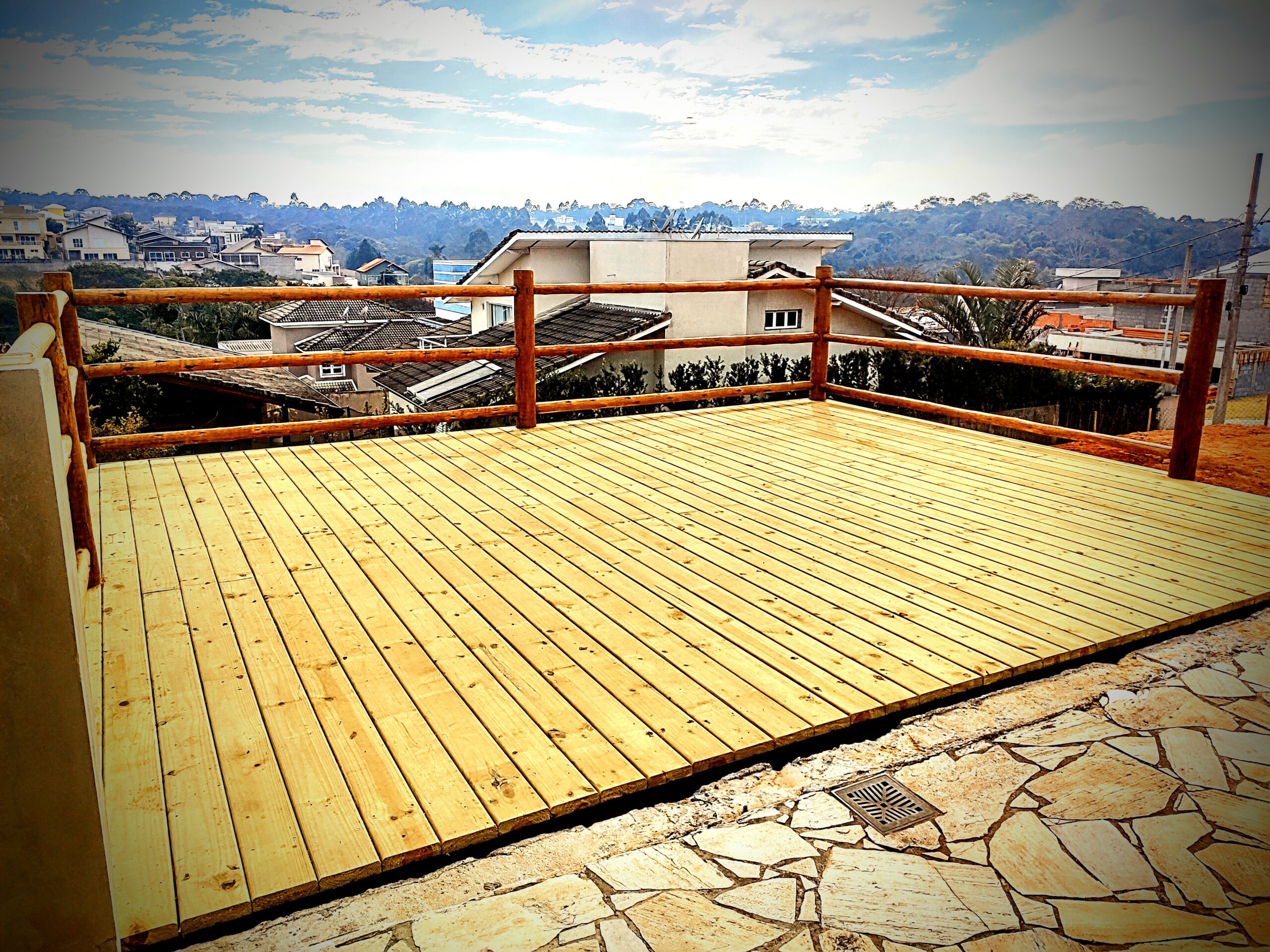 Deck de pinus tratado instalado em área externa residencial com acabamento premium