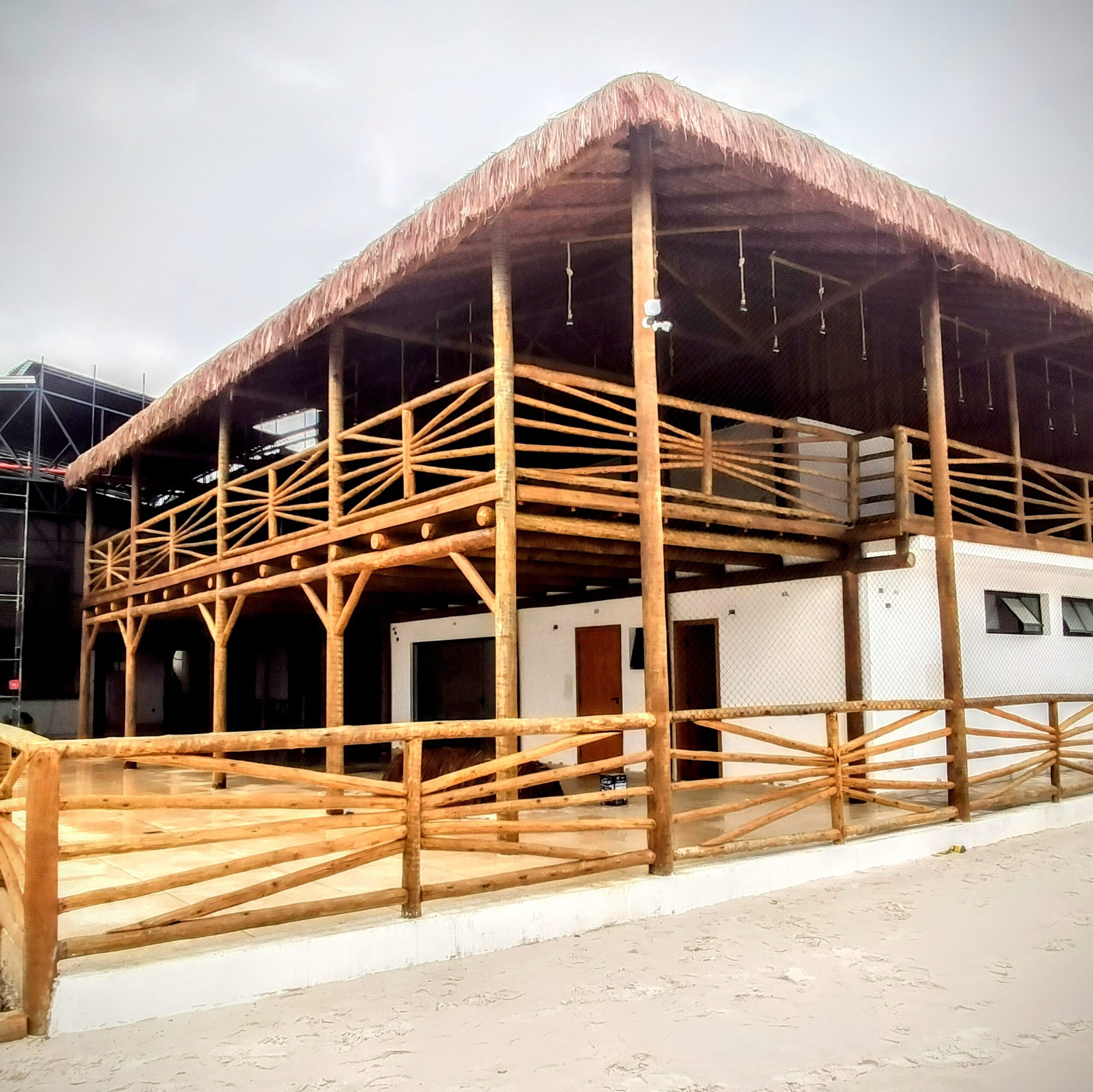 Estrutura rústica em eucalipto tratado e cobertura de piaçava