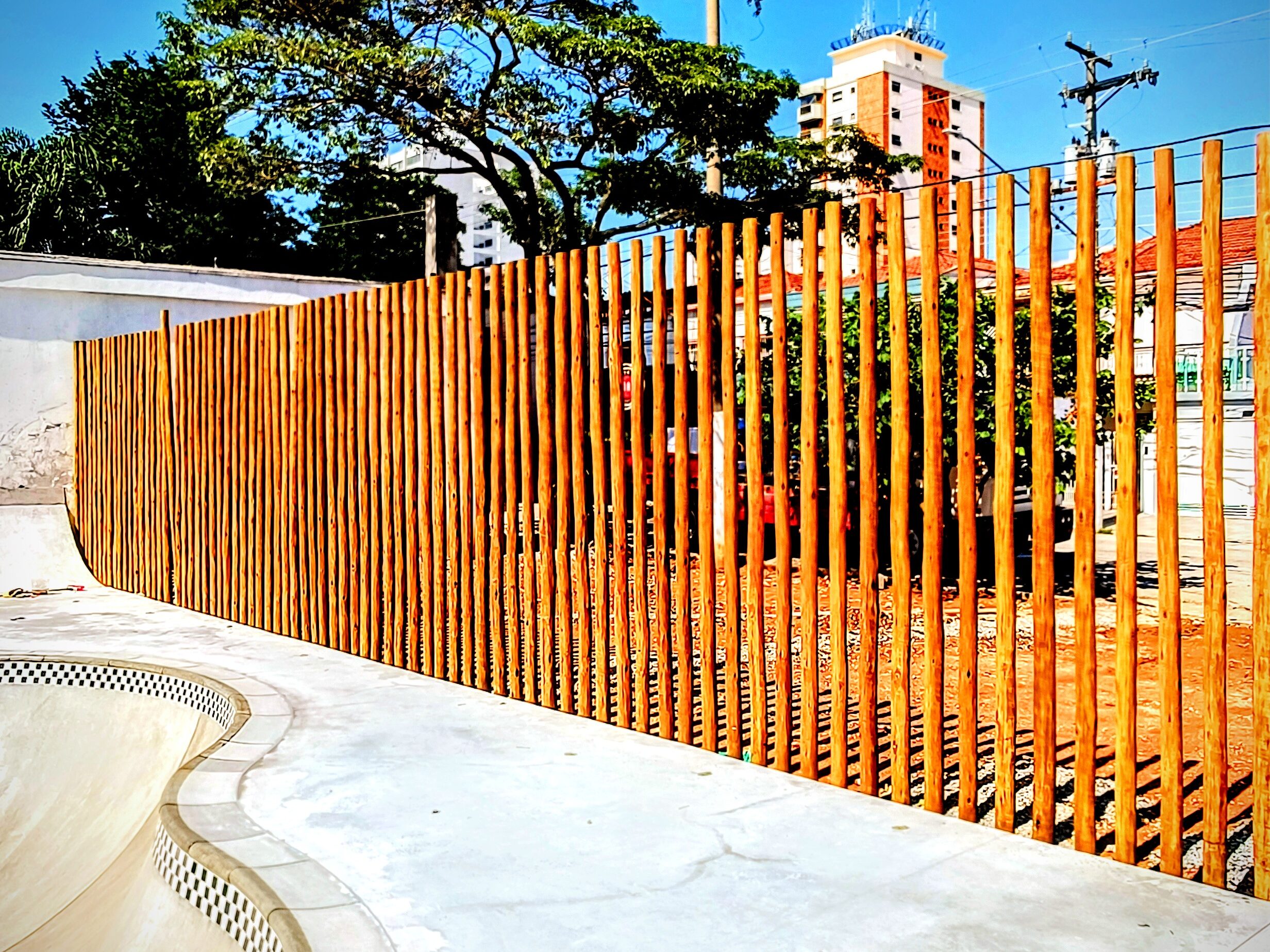 Aplicação de postes de eucalipto tratado em cercamento de alta resistência