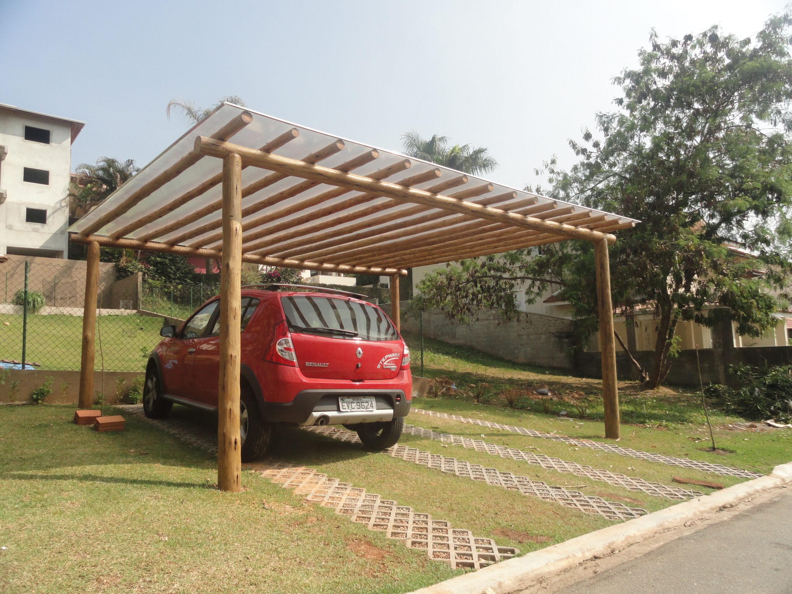 Projeto de paisagismo com pergolado de madeira tratada