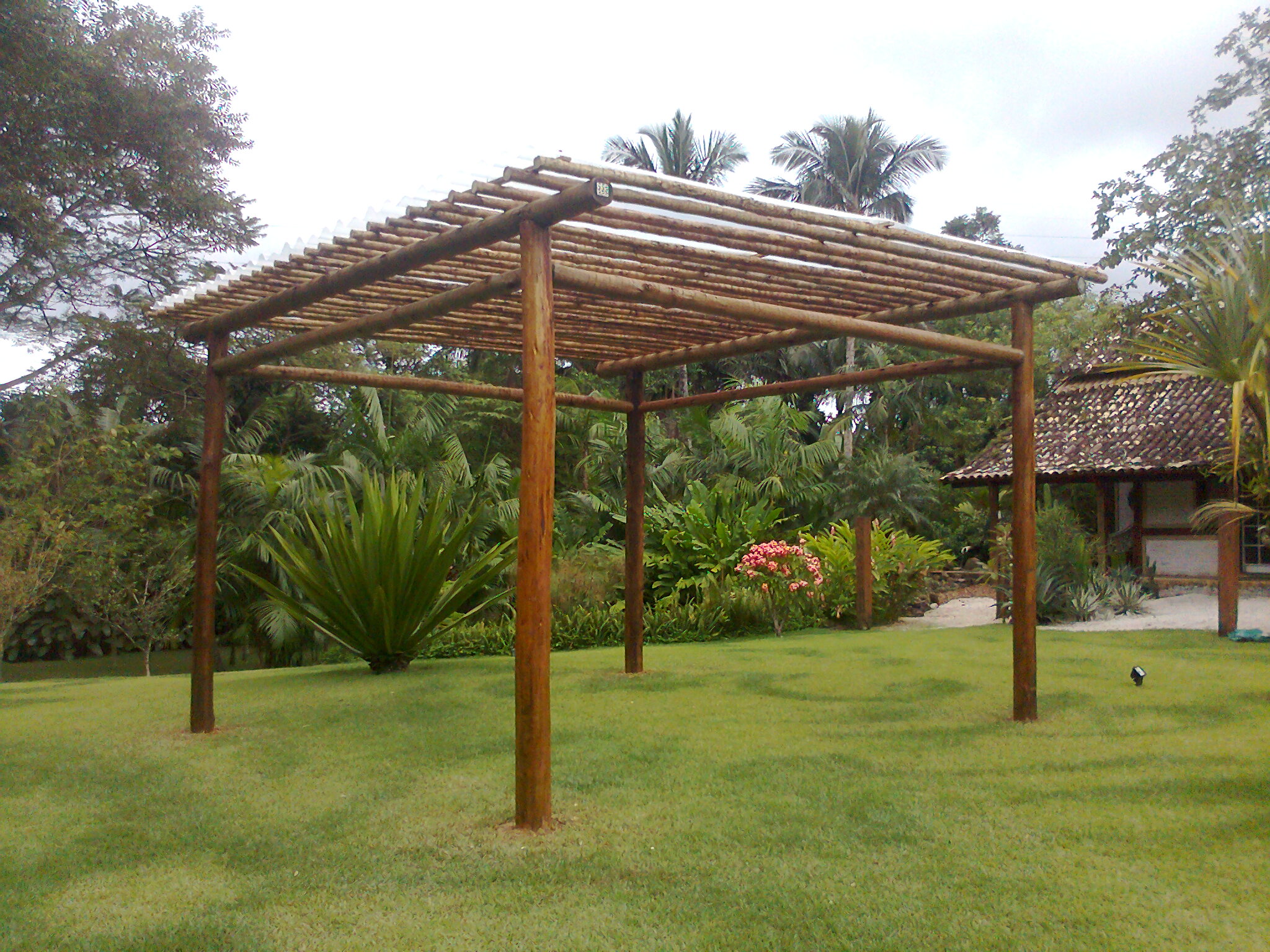 Área de descanso com pergolado de eucalipto tratado