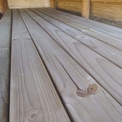 Estoque de tábuas de pinus tratado em autoclave prontas para uso