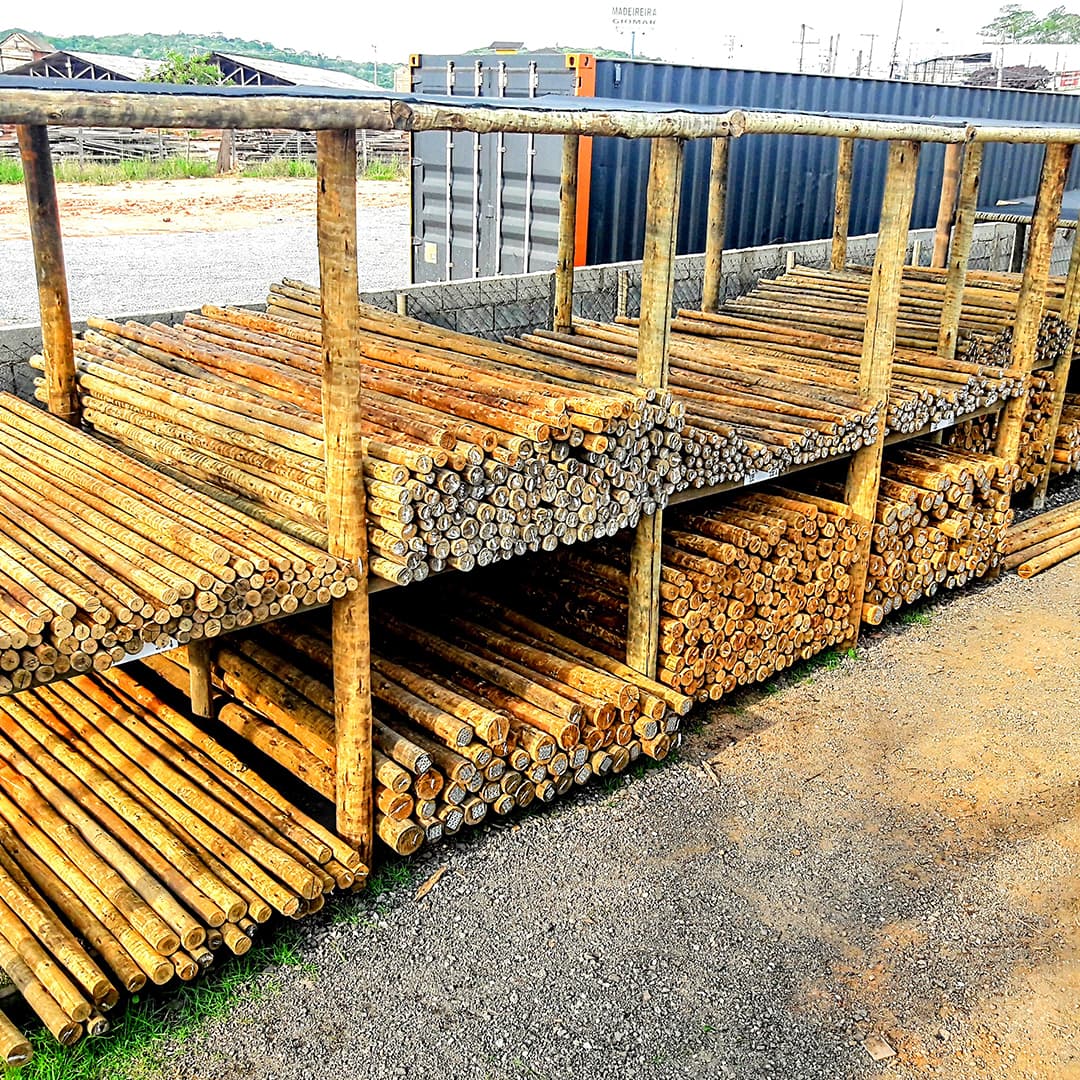 Postinho de eucalipto tratado para cercamento e paisagismo rústico