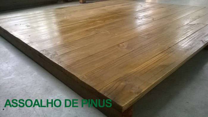 Assoalho de Pinus Tratado