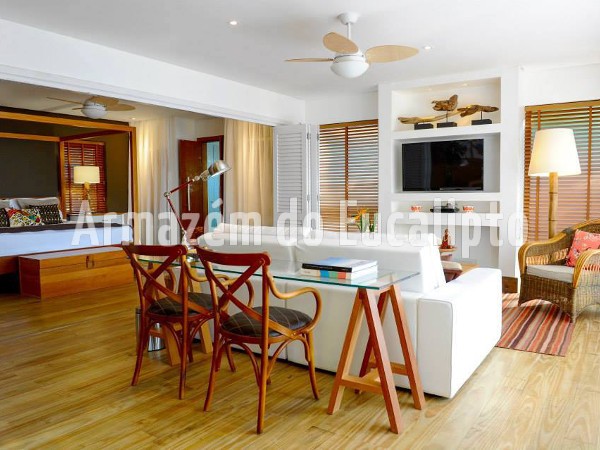 Ambiente interno finalizado com assoalho de pinus tratado de alta qualidade