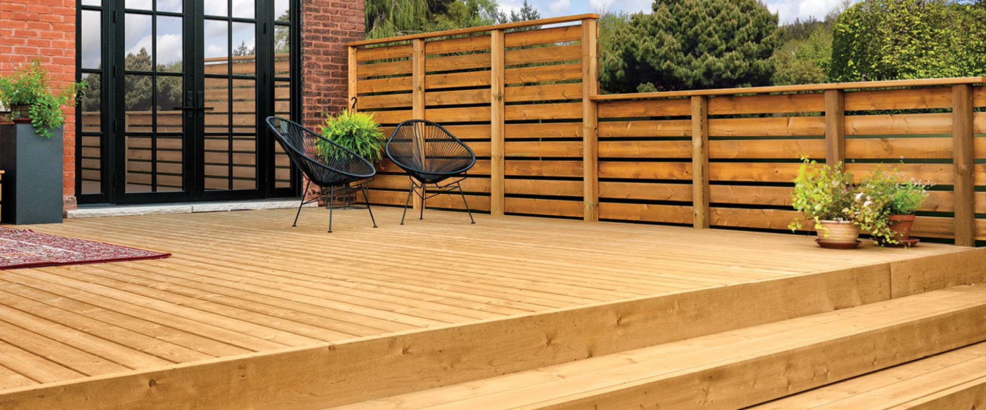 Painel decorativo em ripas de pinus tratado com acabamento natural