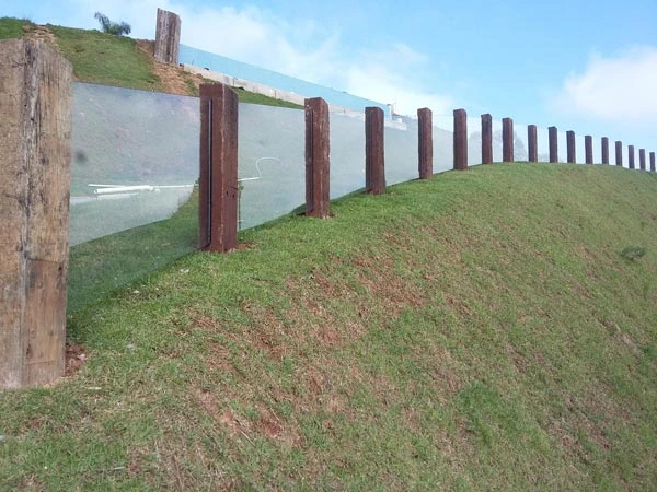 cerca reforçada feita de dormentes rusticos