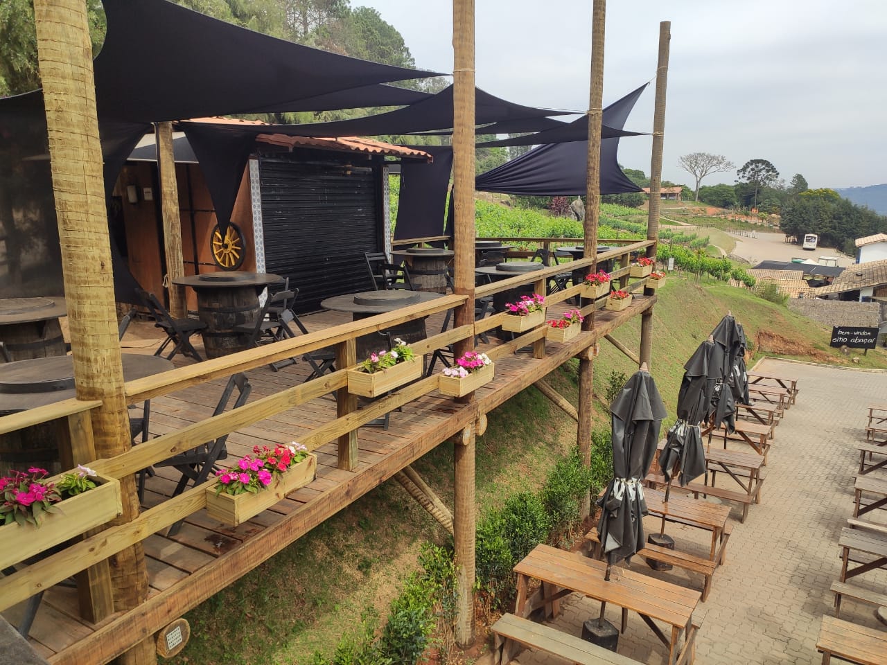 Deck em tábuas de eucalipto em projeto comercial de alto padrão